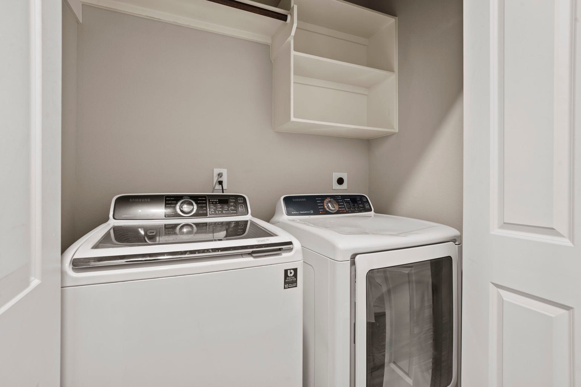 1629 W 23rd Street, Houston, TX 77008 The laundry room is centrally placed between the primary and secondary bedroom.