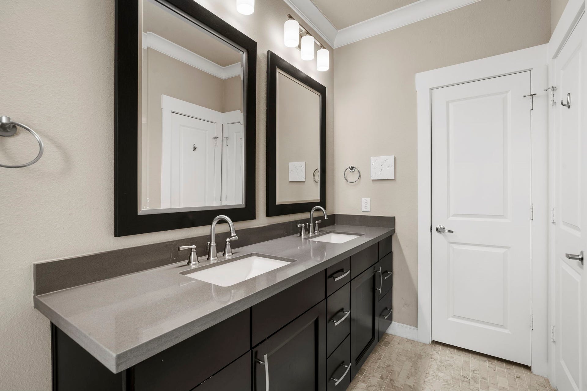 1629 W 23rd Street, Houston, TX 77008 Sleek, modern dual vanity with a quartz countertop and plenty of storage underneath.