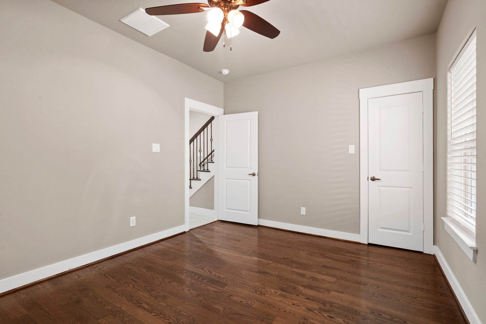 1629 W 23rd Street, Houston, TX 77008 Alternate view of the first-floor bedroom showcasing the entrance and walk-in closet. This versatile room offers endless possibilities and can be tailored to fit your lifestyle as a private guest suite, home office, workout space, or any other use that suits your needs.