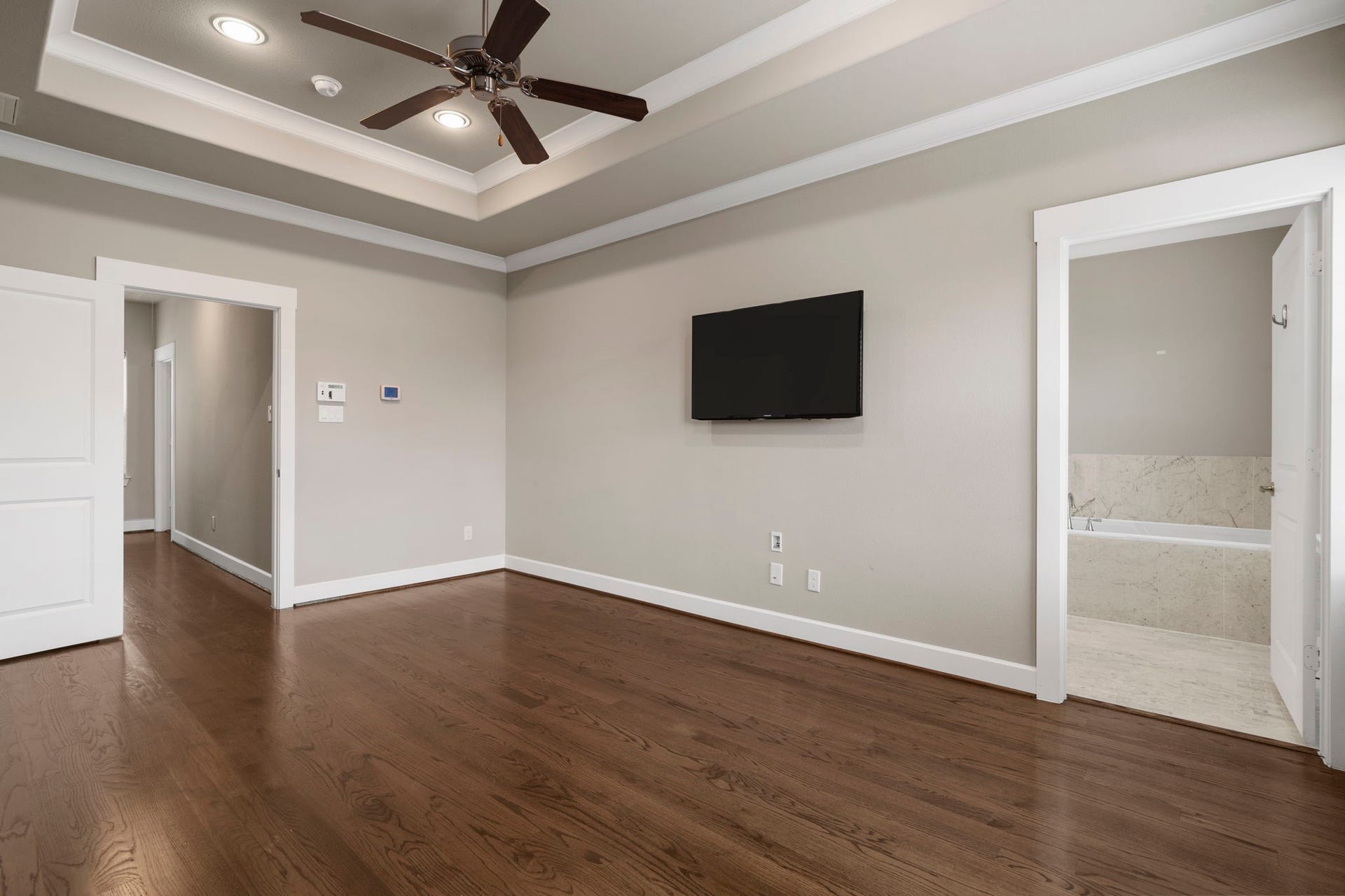1629 W 23rd Street, Houston, TX 77008 An elegant tray ceiling adds architectural interest.