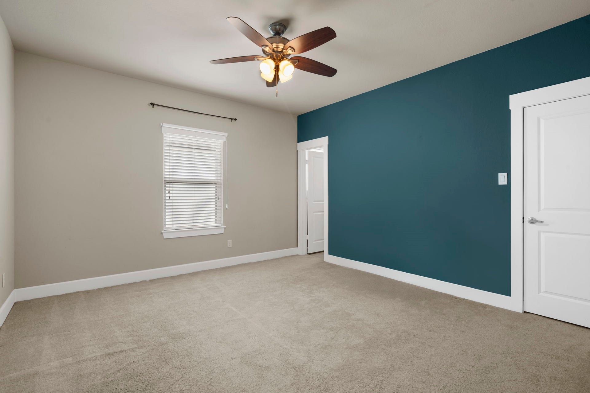 1629 W 23rd Street, Houston, TX 77008 This third-floor secondary bedroom features a private en suite bathroom and a spacious walk-in closet.