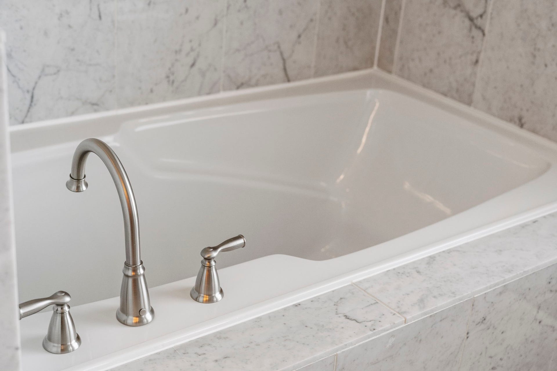 1629 W 23rd Street, Houston, TX 77008 Relax in the deep soaking tub.