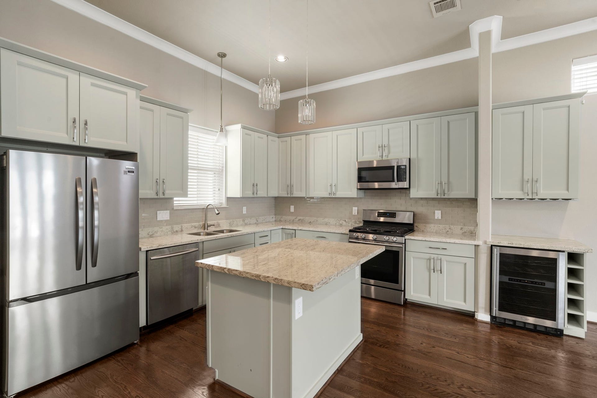 1629 W 23rd Street, Houston, TX 77008 The center island provides additional food preparation space, ample storage, and a breakfast bar area, creating a functional hub for cooking, casual dining, and gathering.