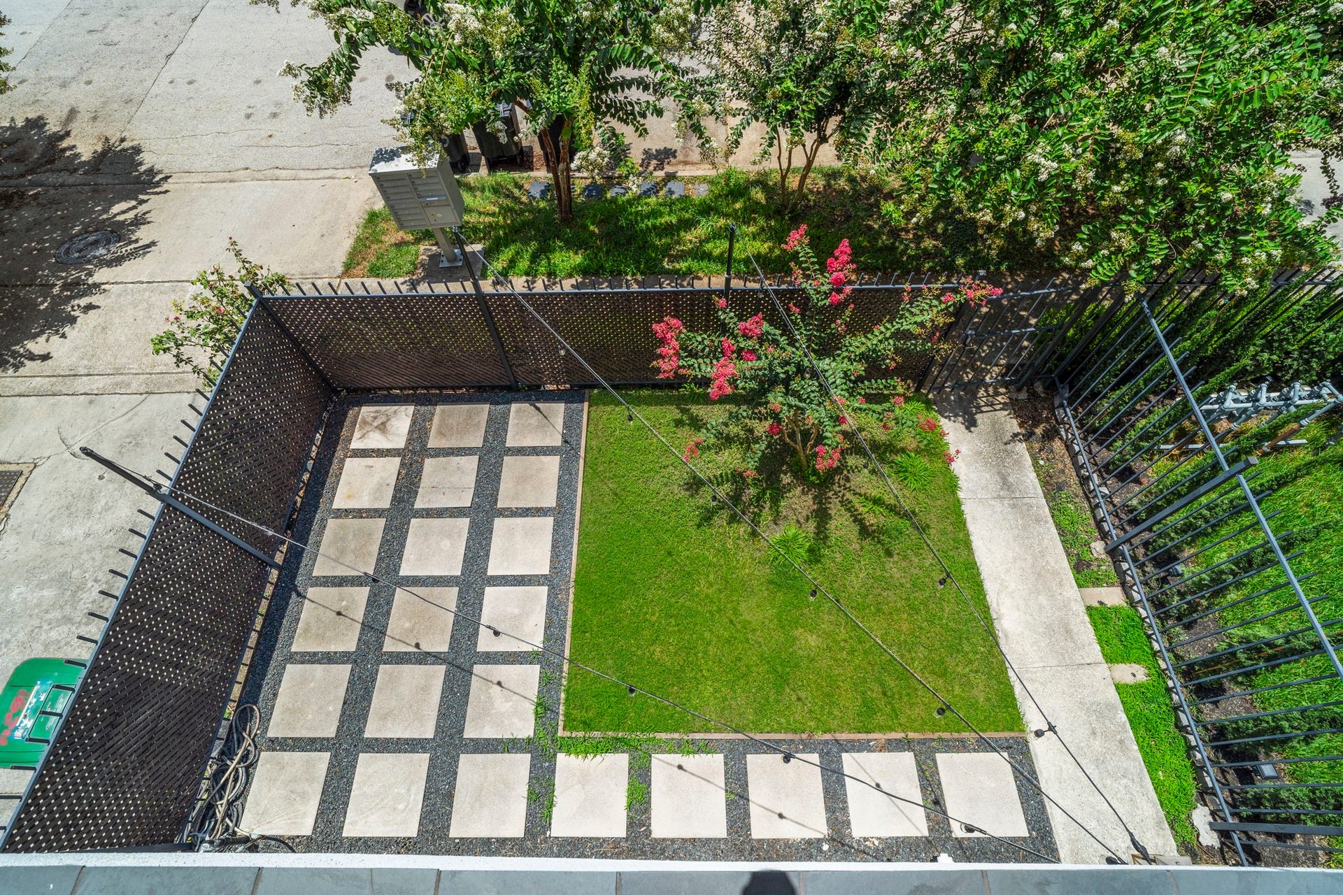 1629 W 23rd Street, Houston, TX 77008 Don't miss this opportunity to enjoy one of Houston's most sought-after neighborhoods.