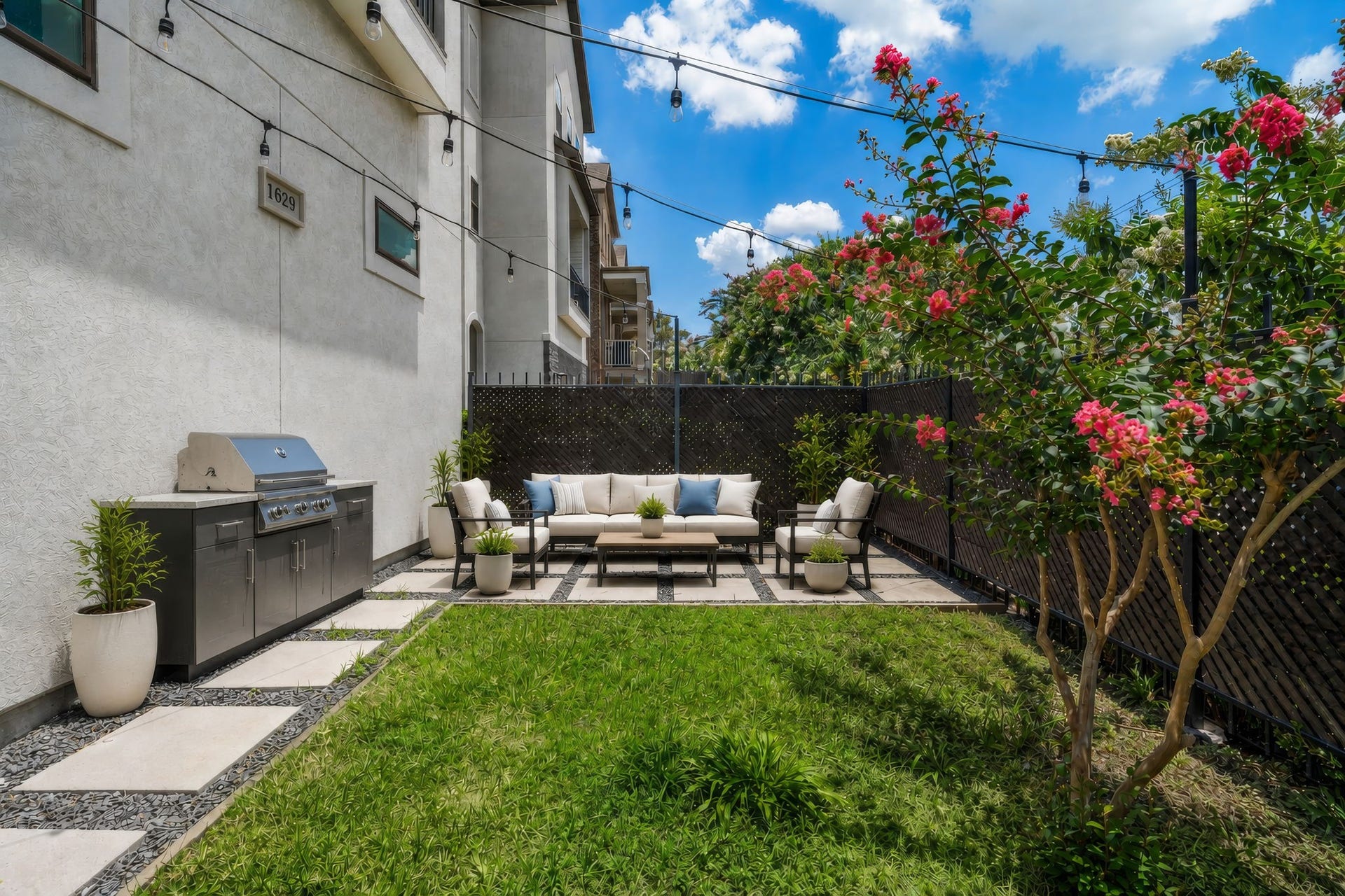 1629 W 23rd Street, Houston, TX 77008 A private front courtyard offers a rare outdoor retreat in the heart of the cityan ideal space to enjoy morning coffee, unwind in the evening, or add container gardens and seasonal dcor. (Digitally staged.)
