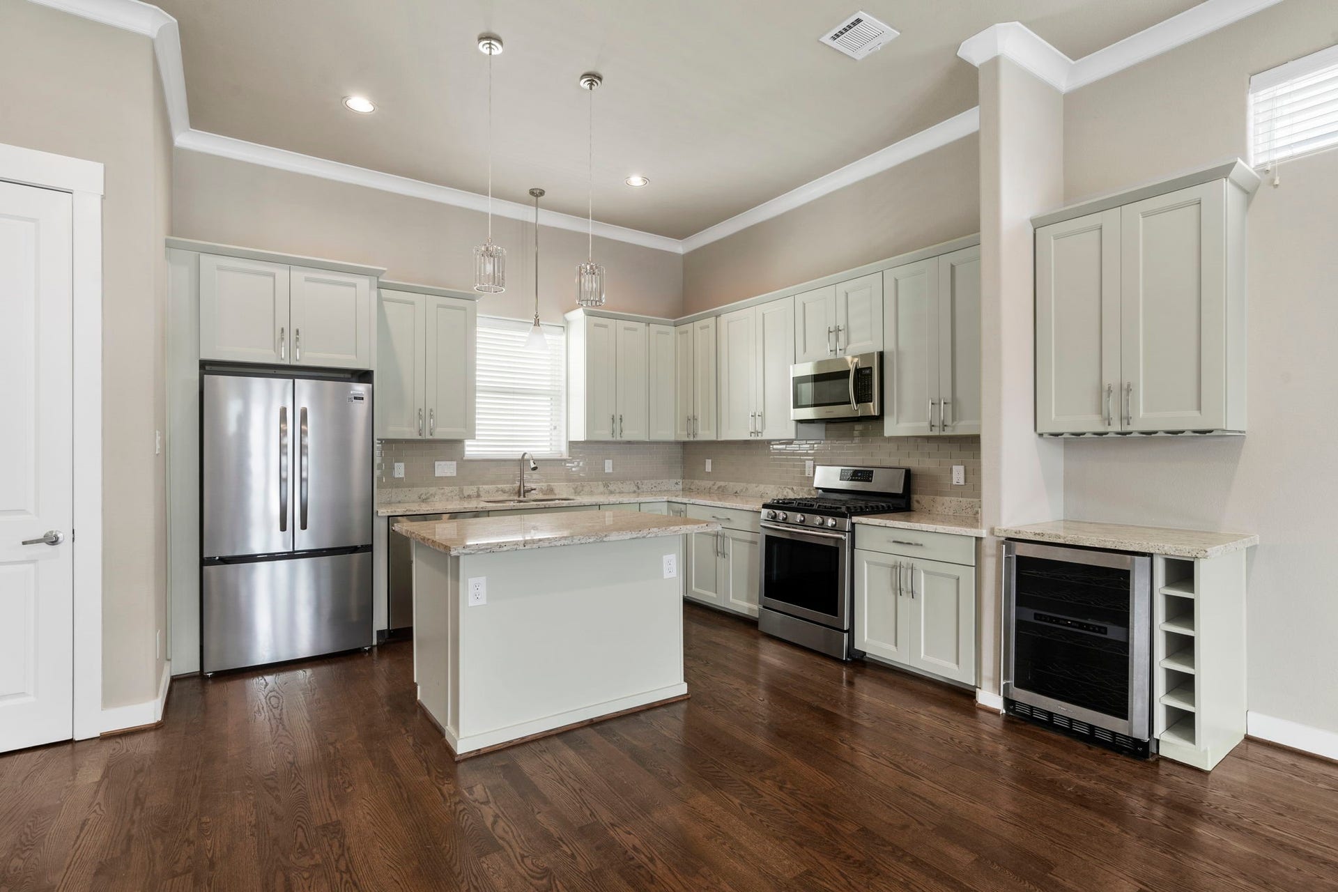 1629 W 23rd Street, Houston, TX 77008 All stainless steel appliances are included with the sale of the home, offering a move-in-ready kitchen.