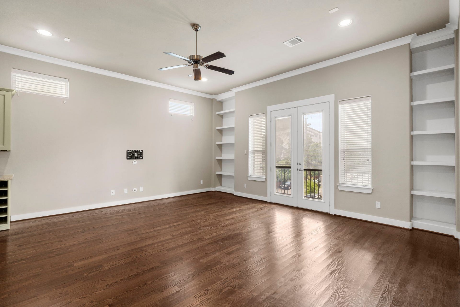 1629 W 23rd Street, Houston, TX 77008 High clerestory windows fill the space with natural light while maintaining privacy, complemented by functional built-in shelving.