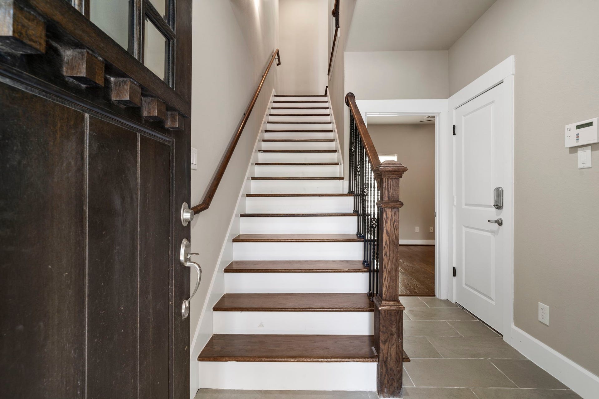 1629 W 23rd Street, Houston, TX 77008 Step inside to high ceilings, classic wood and tile flooring, and stylish lighting throughout.
