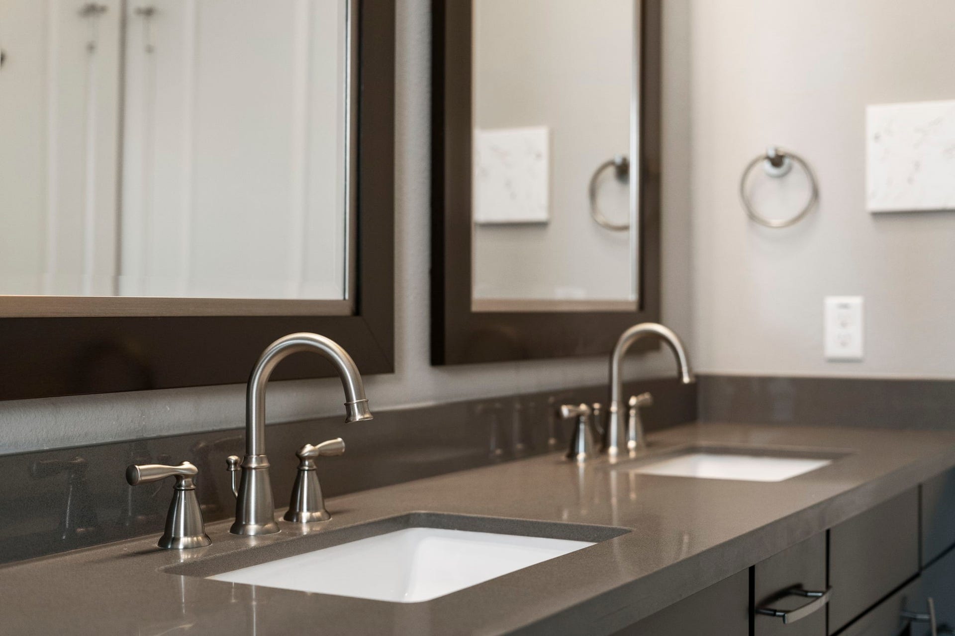 1629 W 23rd Street, Houston, TX 77008 Undermount sinks create a clean, streamlined appearance and are easy to maintain.