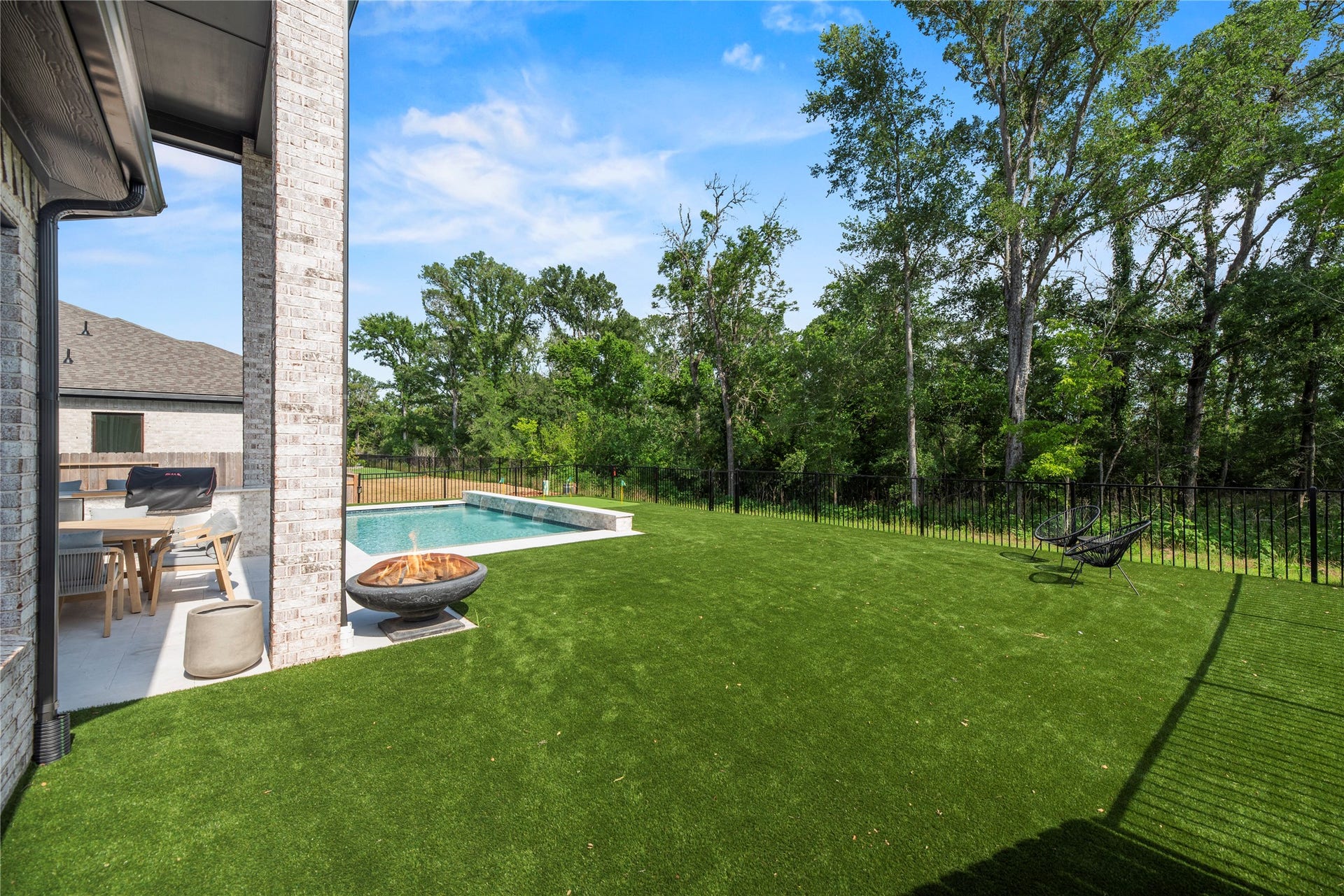 4439 Southpoint Way, Fulshear, TX 77441 The back lawn is artificial turf.