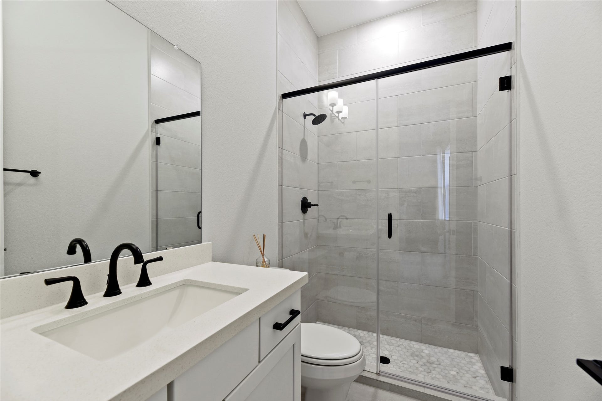 4439 Southpoint Way, Fulshear, TX 77441 The guest suite bath.