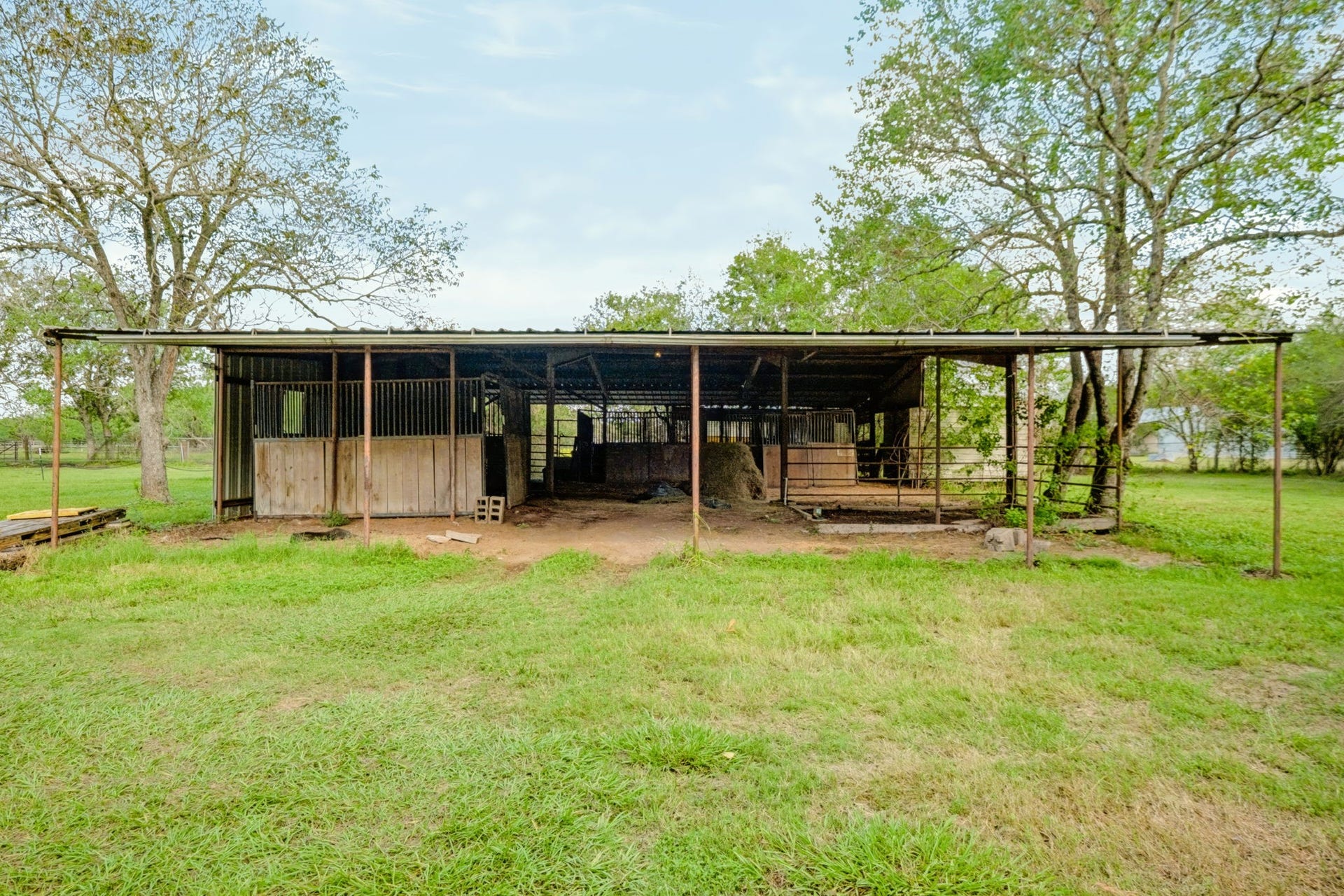 1642 Pultar Road, Richmond, TX 77469 Large overhang on each side of the barn for added shade during the summers.