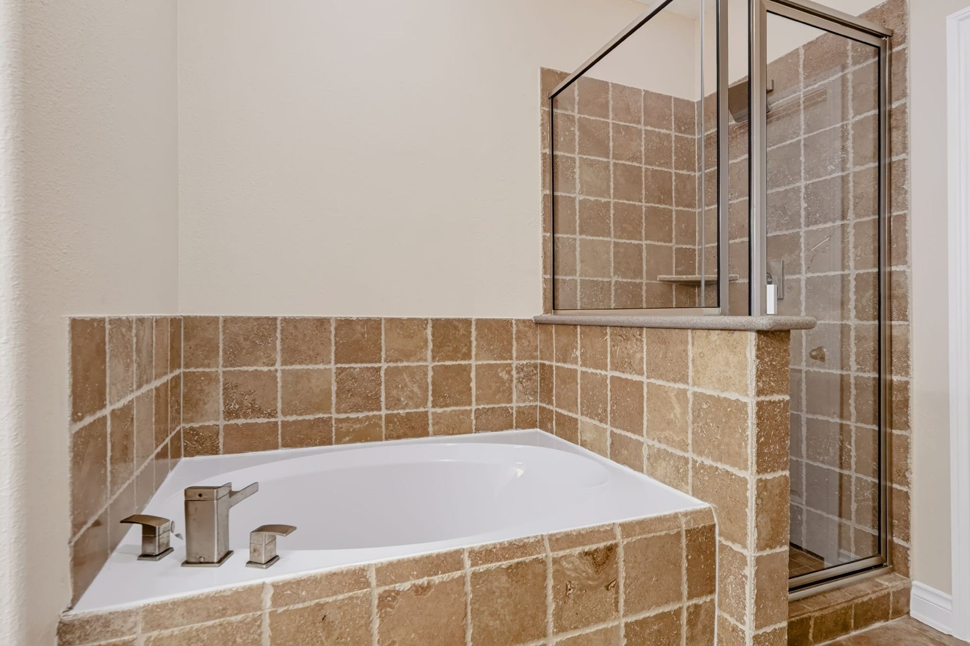 1642 Pultar Road, Richmond, TX 77469 Primary bath features a soaking tub and a separate shower.