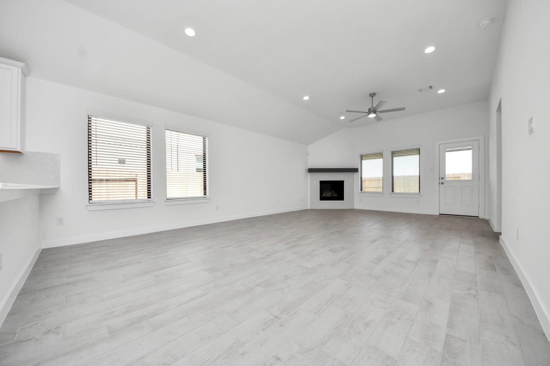 3068 Spoolwood Trail, Magnolia, TX 77355 Welcome family and guests to your charming living room! With its high ceilings, recessed lighting, ceiling fan, custom paint, beautiful flooring, and large windows that let in abundant natural light, this room is perfect for gatherings.