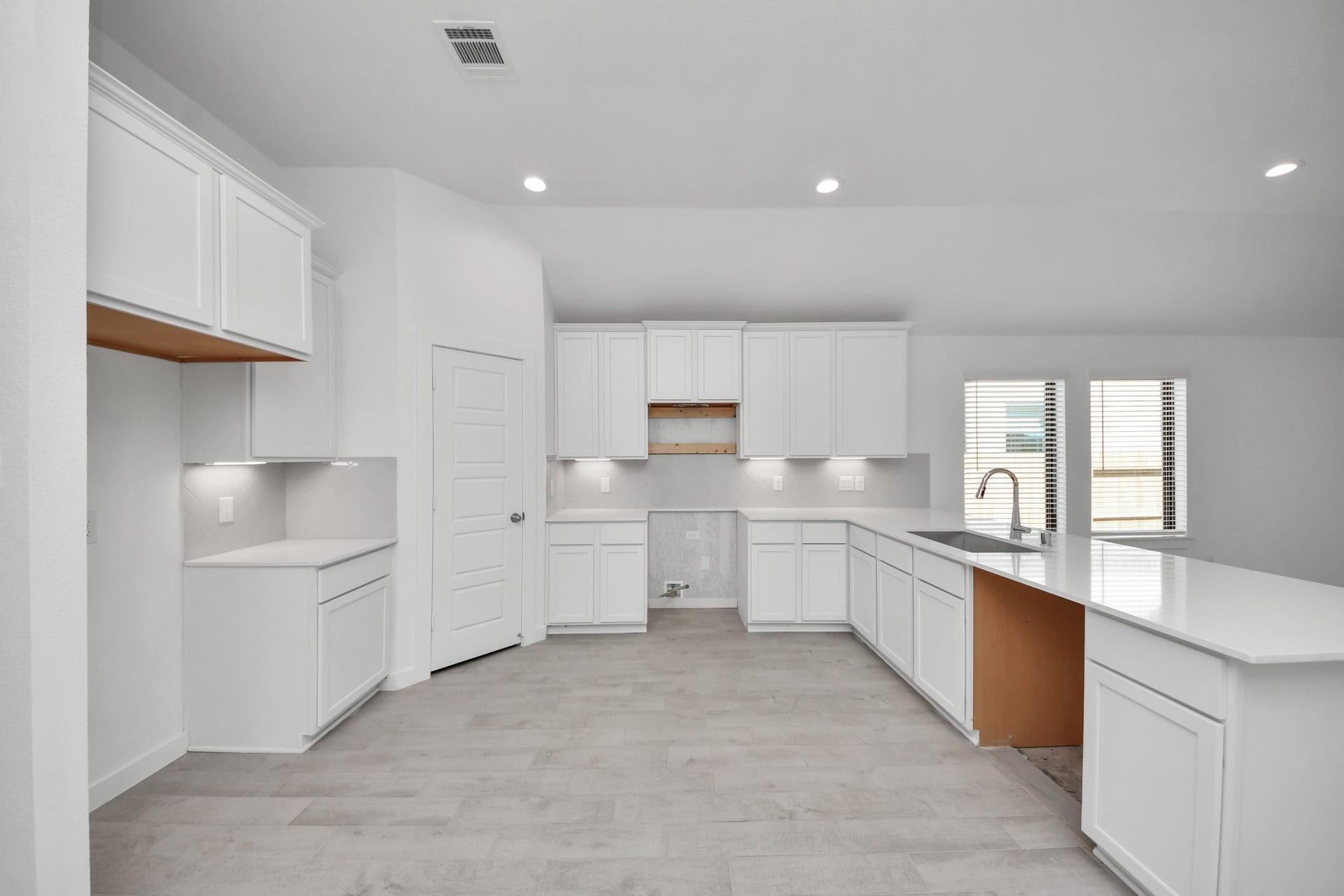 3068 Spoolwood Trail, Magnolia, TX 77355 The kitchen is a culinary haven, featuring granite countertops, a tile backsplash, stainless steel appliances, 42 upper cabinets, and undercabinet lighting.