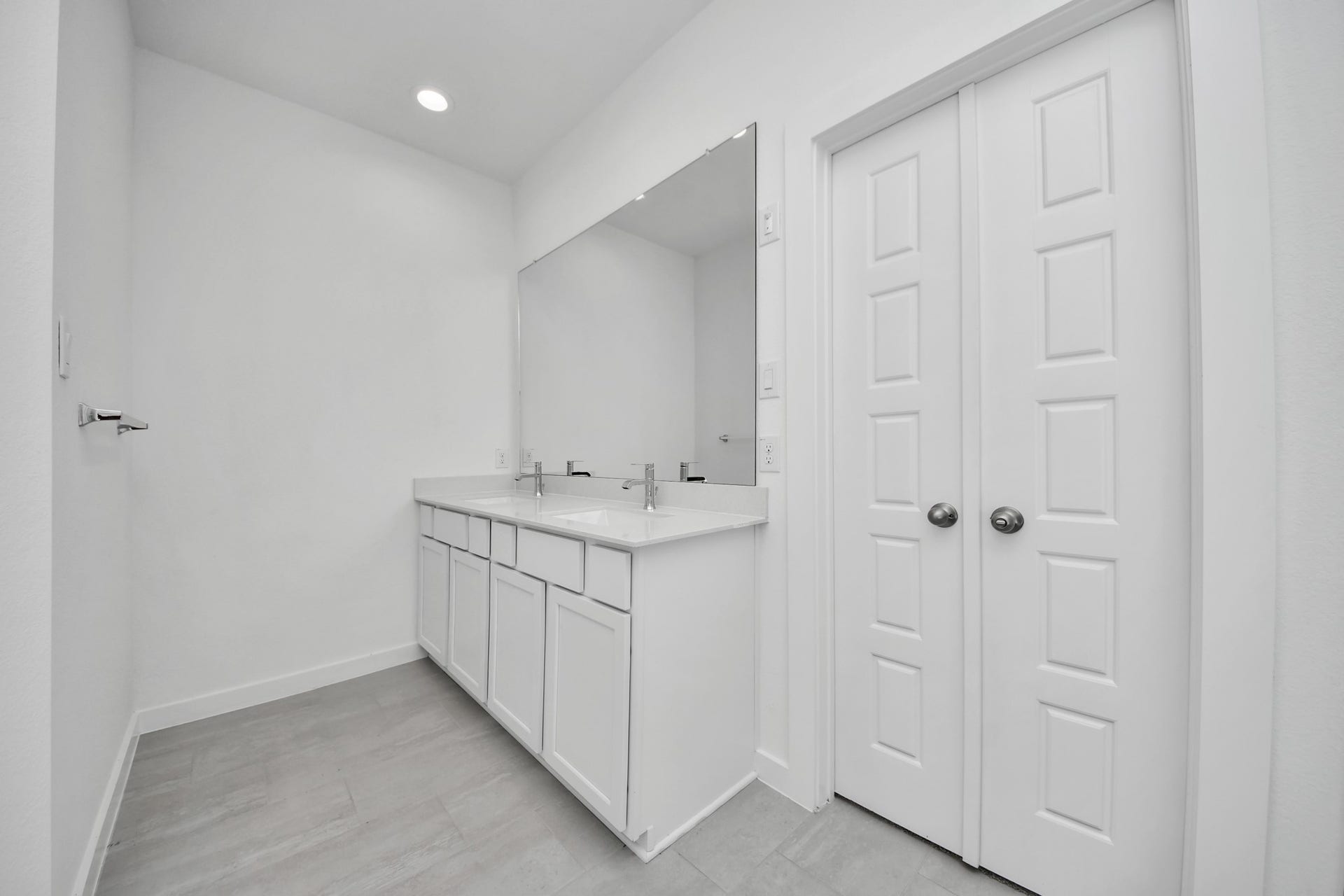 3068 Spoolwood Trail, Magnolia, TX 77355 Elevate your daily routine at the elegant vanity, now equipped with double sinks, light countertops, modern hardware, and beautiful recessed lights.