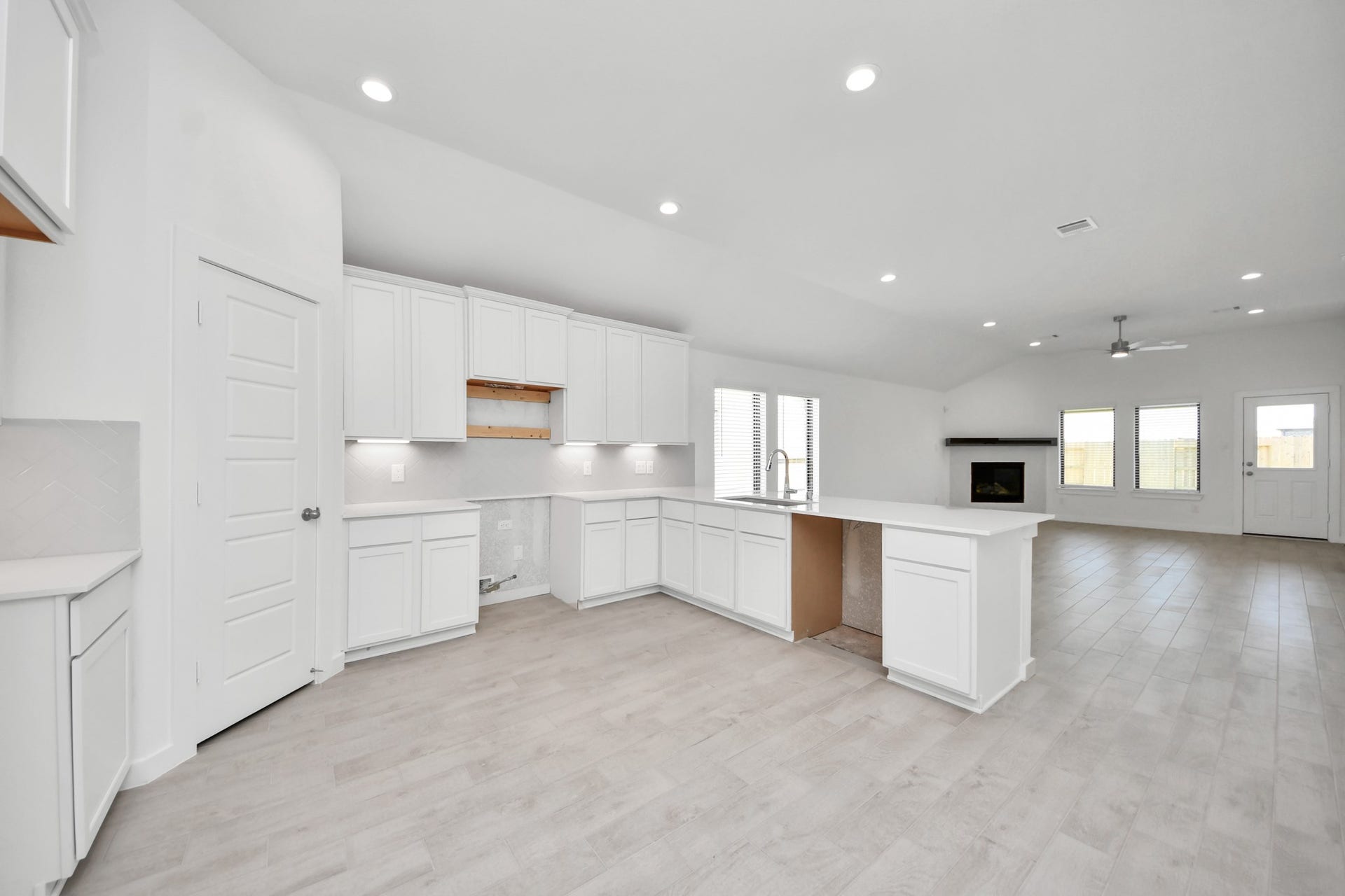 3068 Spoolwood Trail, Magnolia, TX 77355 This generously spacious kitchen is a dream realized!