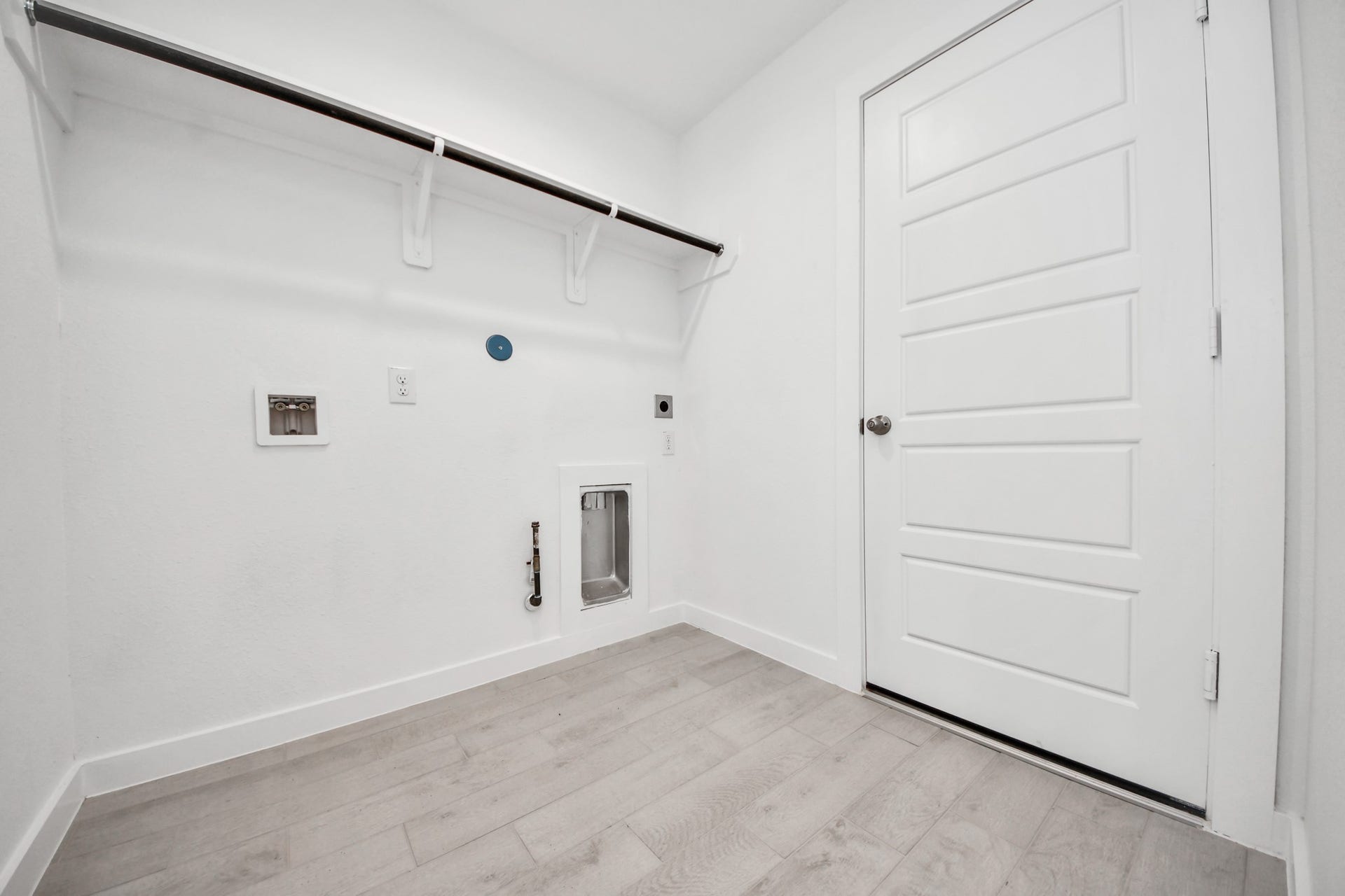 3068 Spoolwood Trail, Magnolia, TX 77355 A perfect blend of functionality and comfort. Capture the essence of easy living with a first-floor laundry room, thoughtfully equipped with shelving for effortless organization. Both electric and gas connections available.