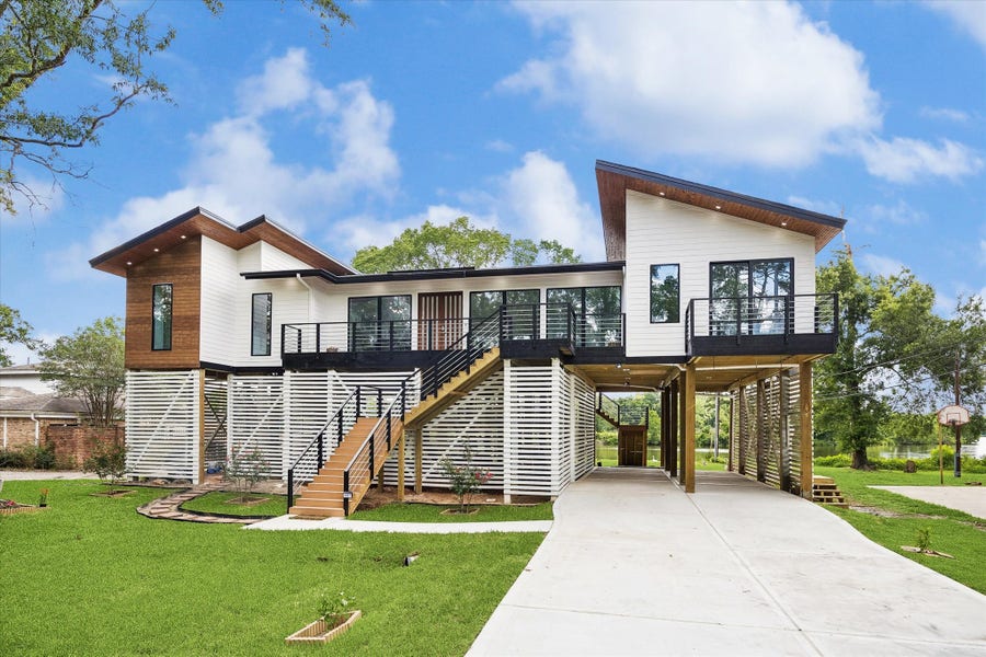 Property photo for 407 Brook Hollow Drive, Conroe, TX