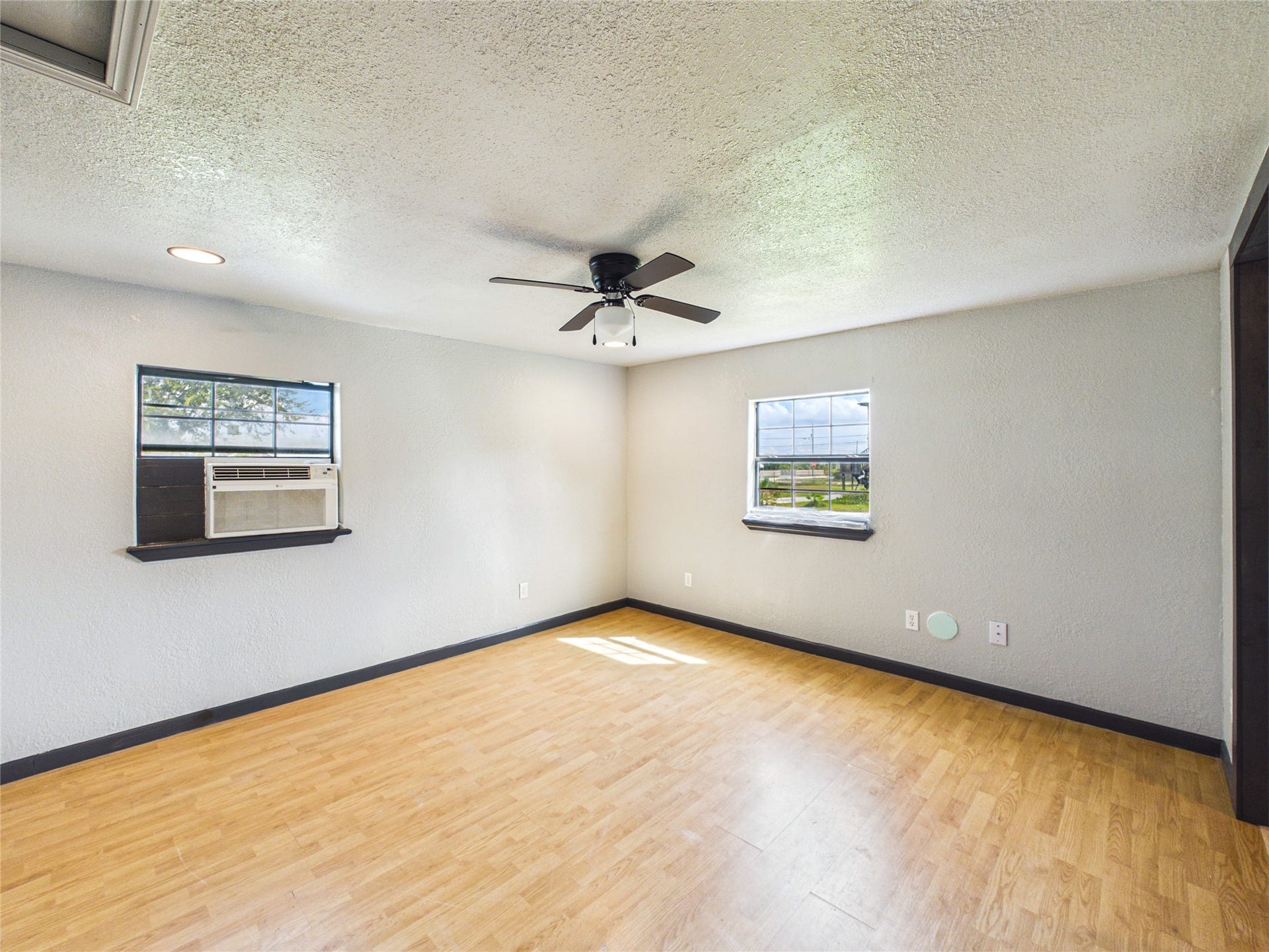 4607 Swan Street, Hitchcock, TX 77563 4607 Swan Street, Hitchcock, TX 77563
