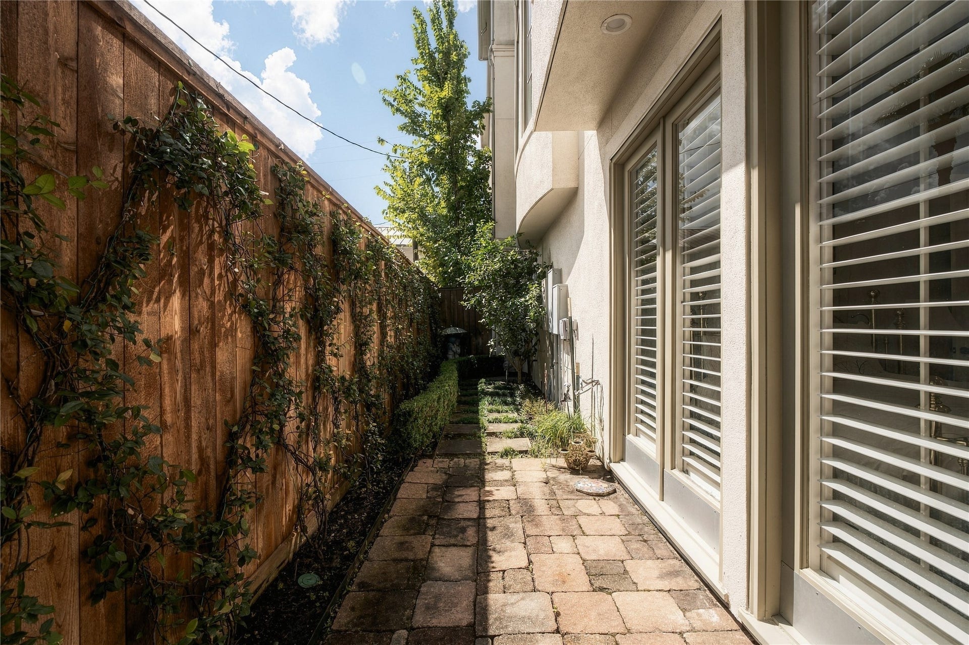 523 Lovett Boulevard, Houston, TX 77006 A private side walkway adds another outdoor element with mature climbing greenery and direct access alongside the home.