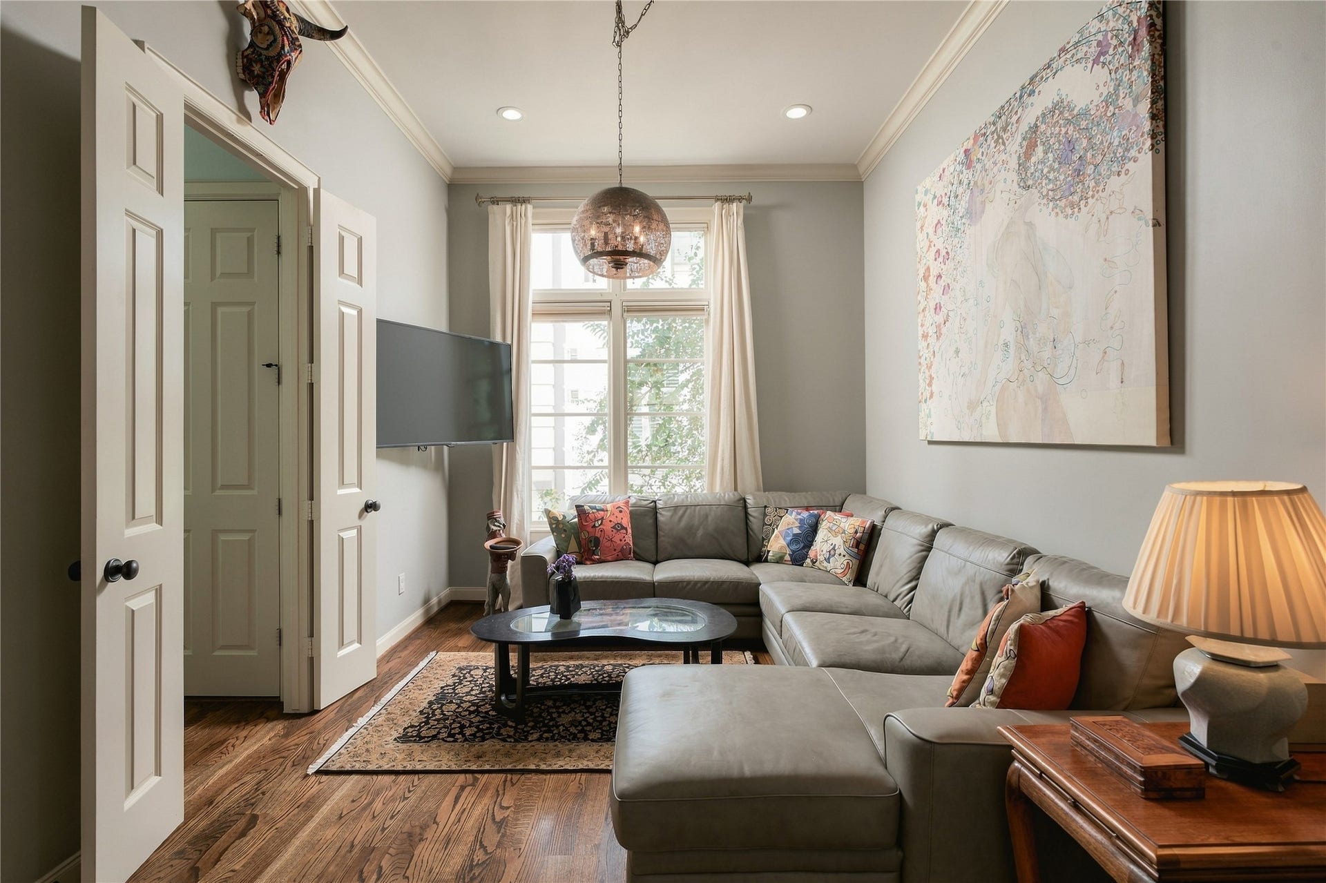 523 Lovett Boulevard, Houston, TX 77006 Designed to flex with everyday life, this space just off the kitchen works equally well as a casual living room or a sunny breakfast area for slow mornings at home.