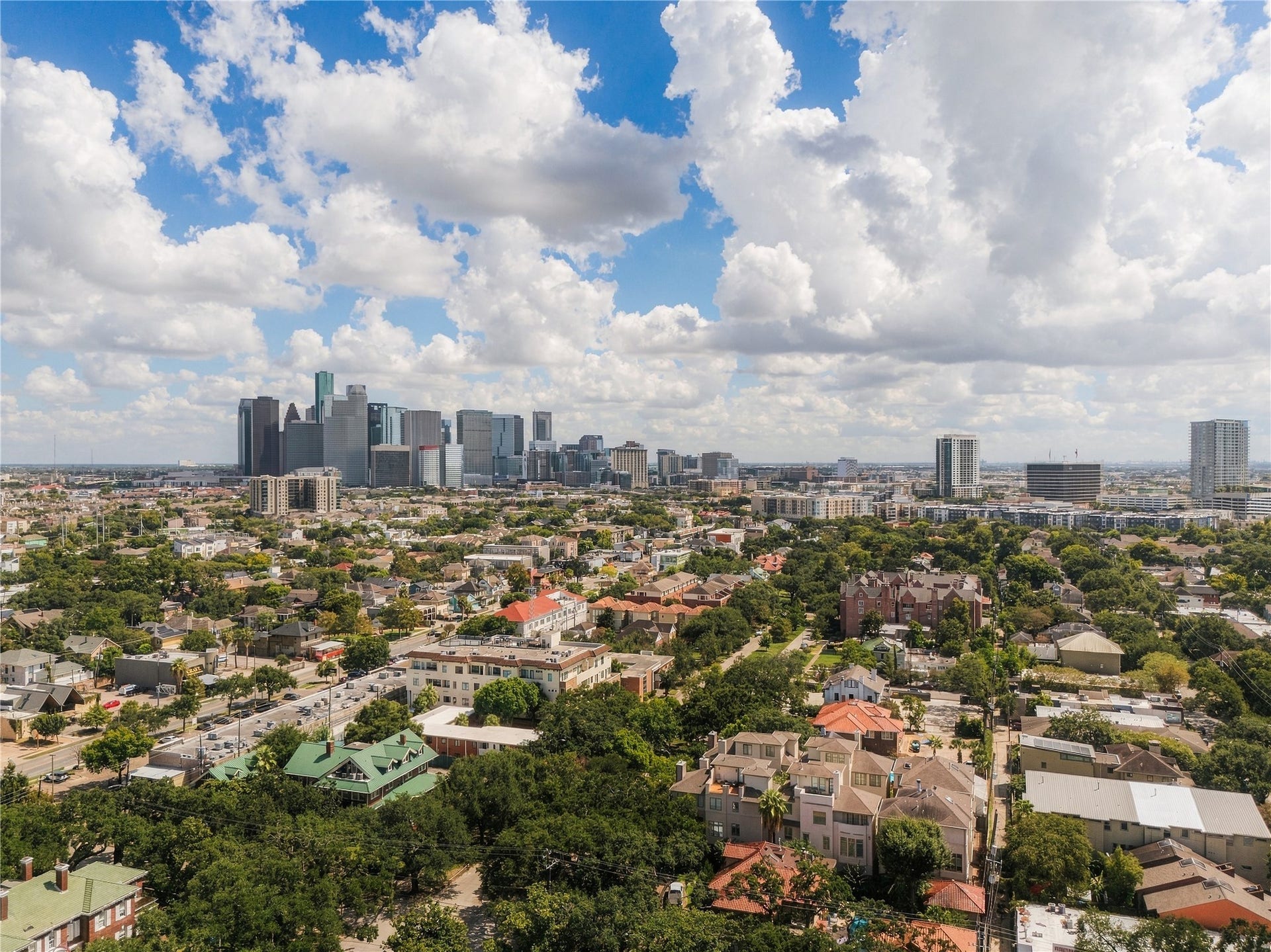 523 Lovett Boulevard, Houston, TX 77006 Another perspective captures the Downtown skyline rising above the surrounding Montrose neighborhood.