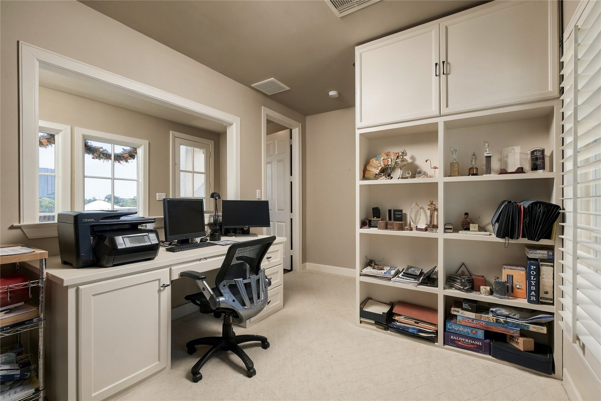 523 Lovett Boulevard, Houston, TX 77006 Finished fourth-floor bonus room offers a flexible space for a home office, media room or additional living area, complete with built-in cabinetry and shelving.