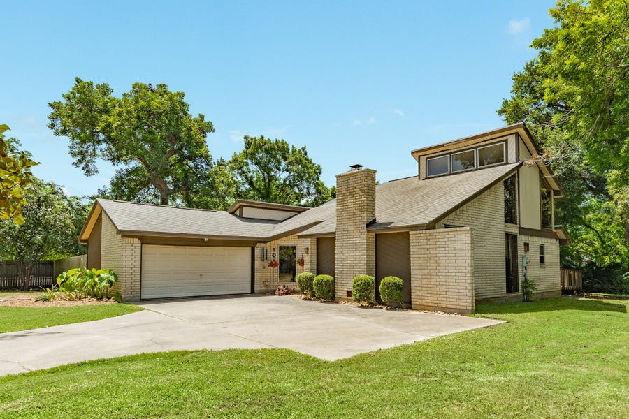 Property photo for 101 Huckleberry Drive, Lake Jackson, TX