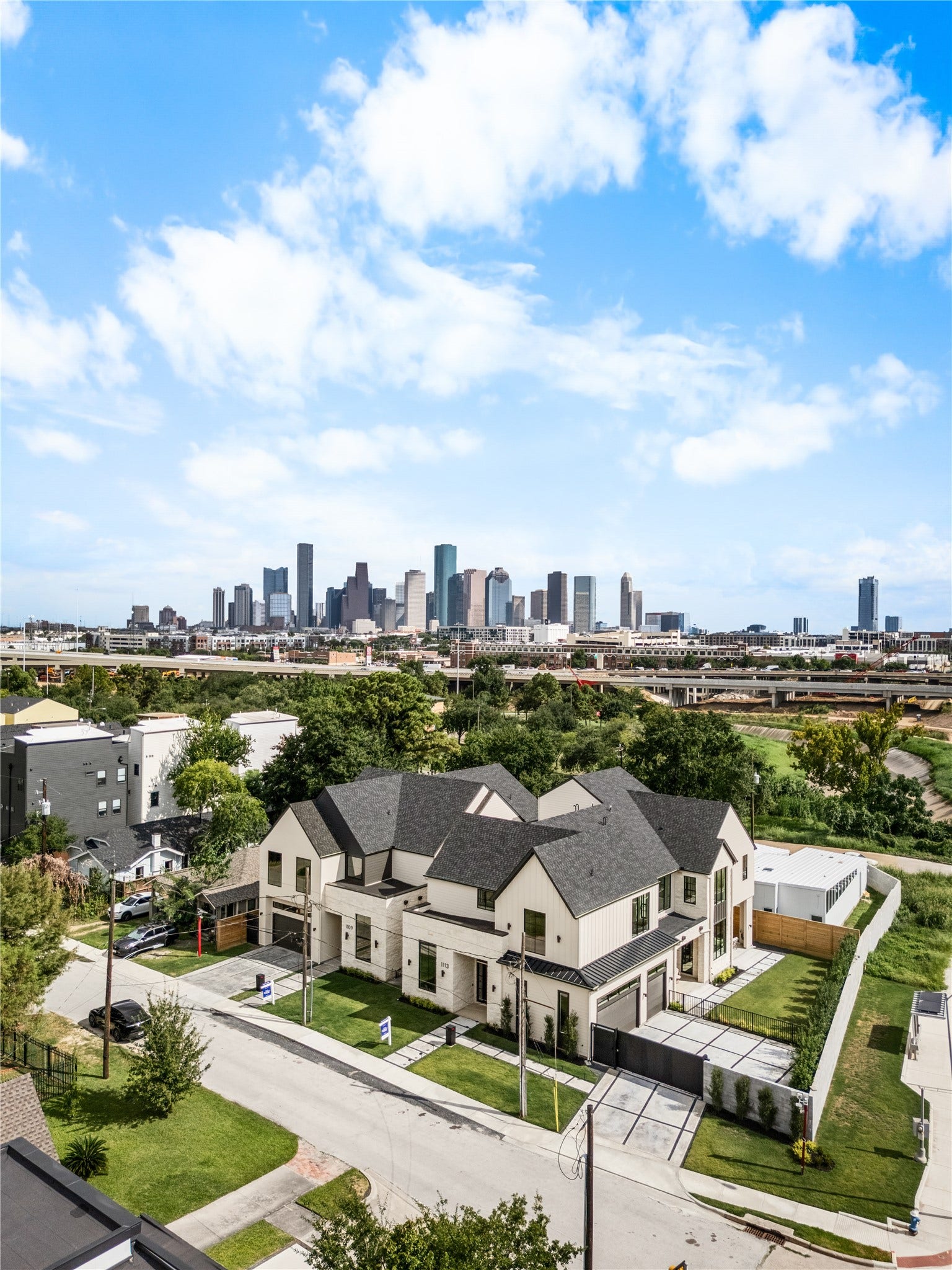1109 Voight Street, Houston, TX 77009 The Saturn Residence enjoys a striking Houston backdrop, with the Downtown skyline rising prominently beyond the surrounding neighborhood.