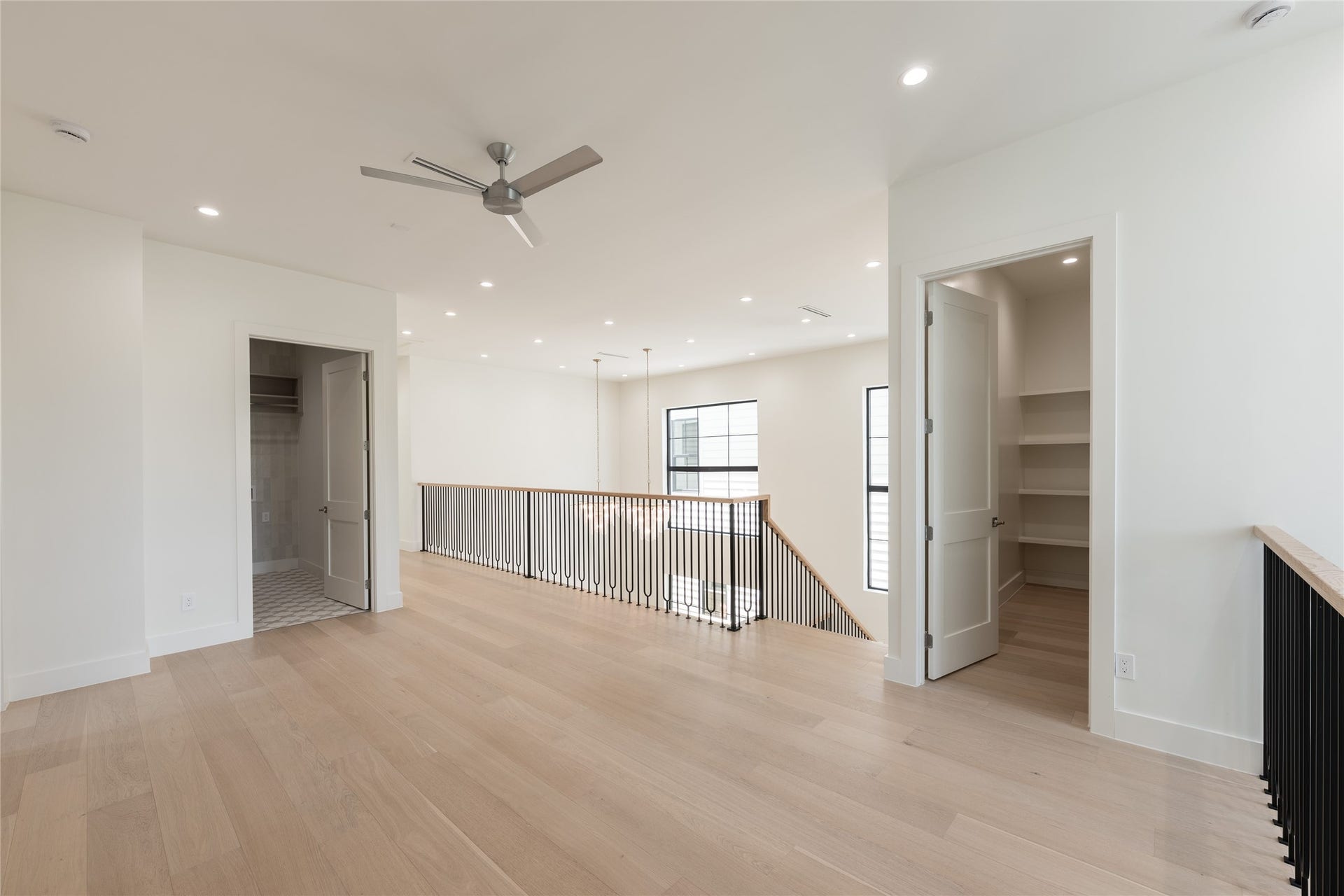 1109 Voight Street, Houston, TX 77009 The upstairs flex space continues the home's thoughtful architectural language. Generous proportions allow the room to evolve effortlessly from a secondary living area to a private lounge, creative studio, or additional workspace.