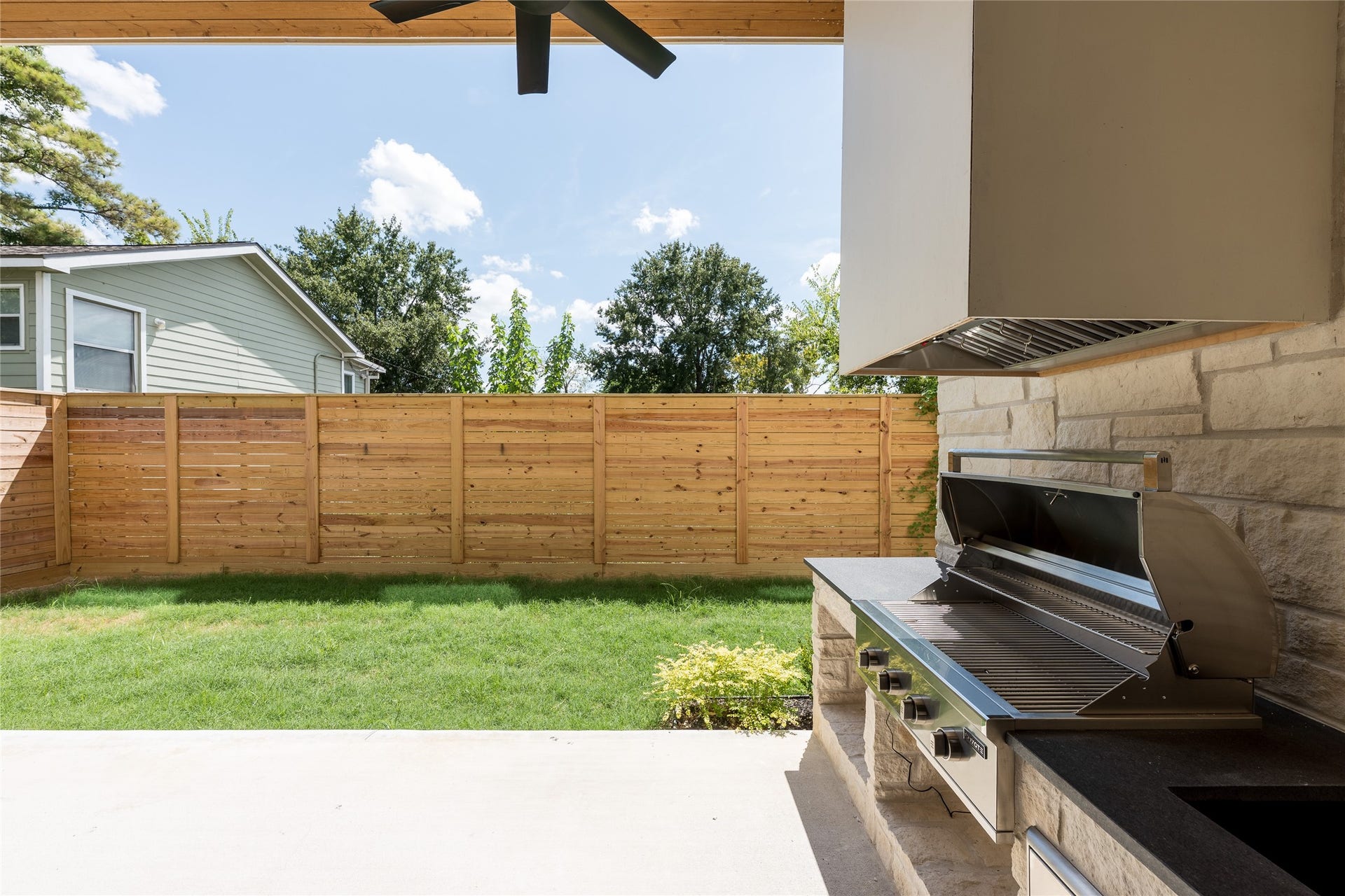 1109 Voight Street, Houston, TX 77009 A built in grill makes the covered patio ready for outdoor cooking and entertaining, while the fenced backyard leaves plenty of open lawn for play, pets or simply enjoying the outdoors.