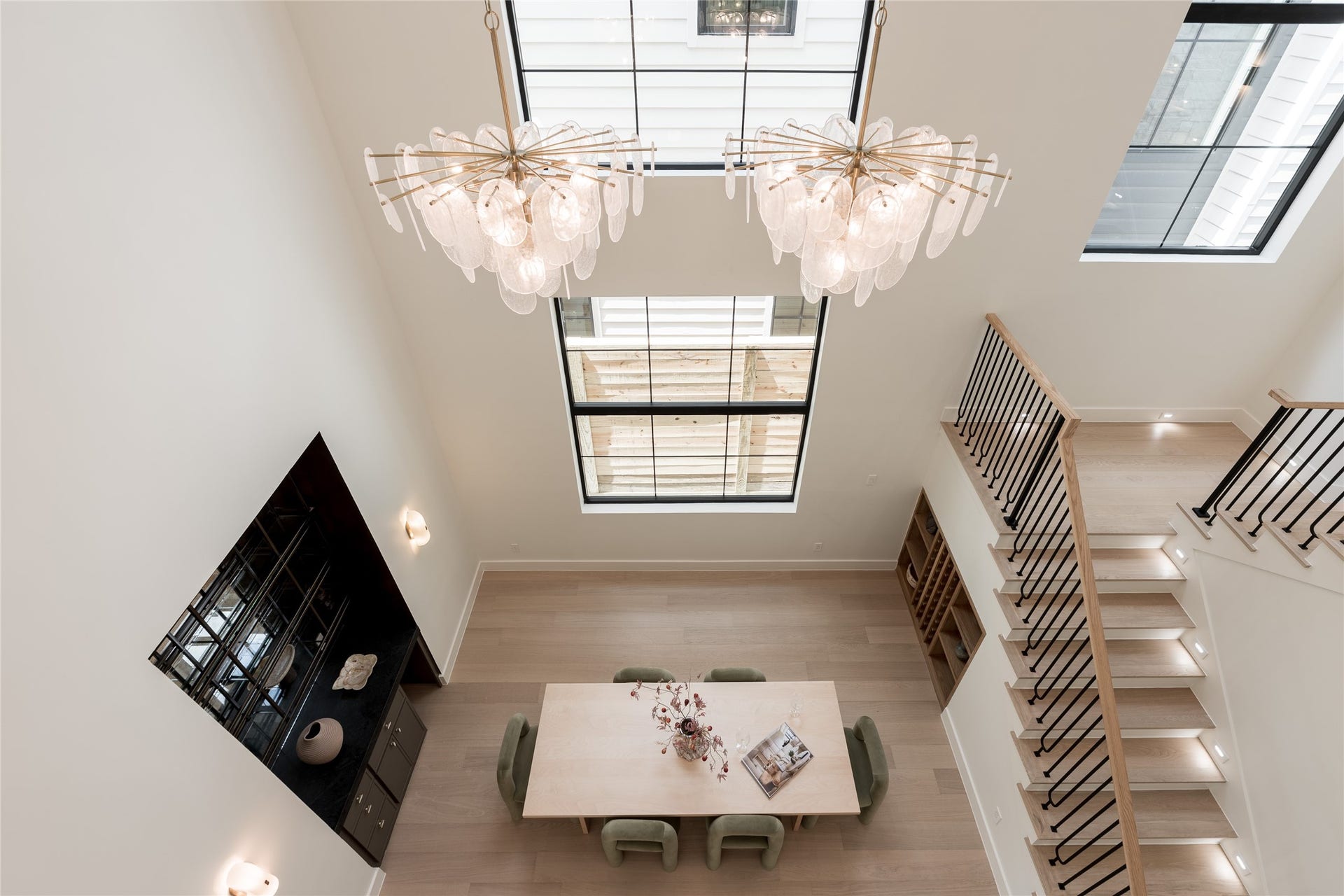 1109 Voight Street, Houston, TX 77009 The two story dining room turns vertical volume into part of the experience, with soaring ceilings, elevated windows and an open staircase creating a dramatic setting for entertaining.