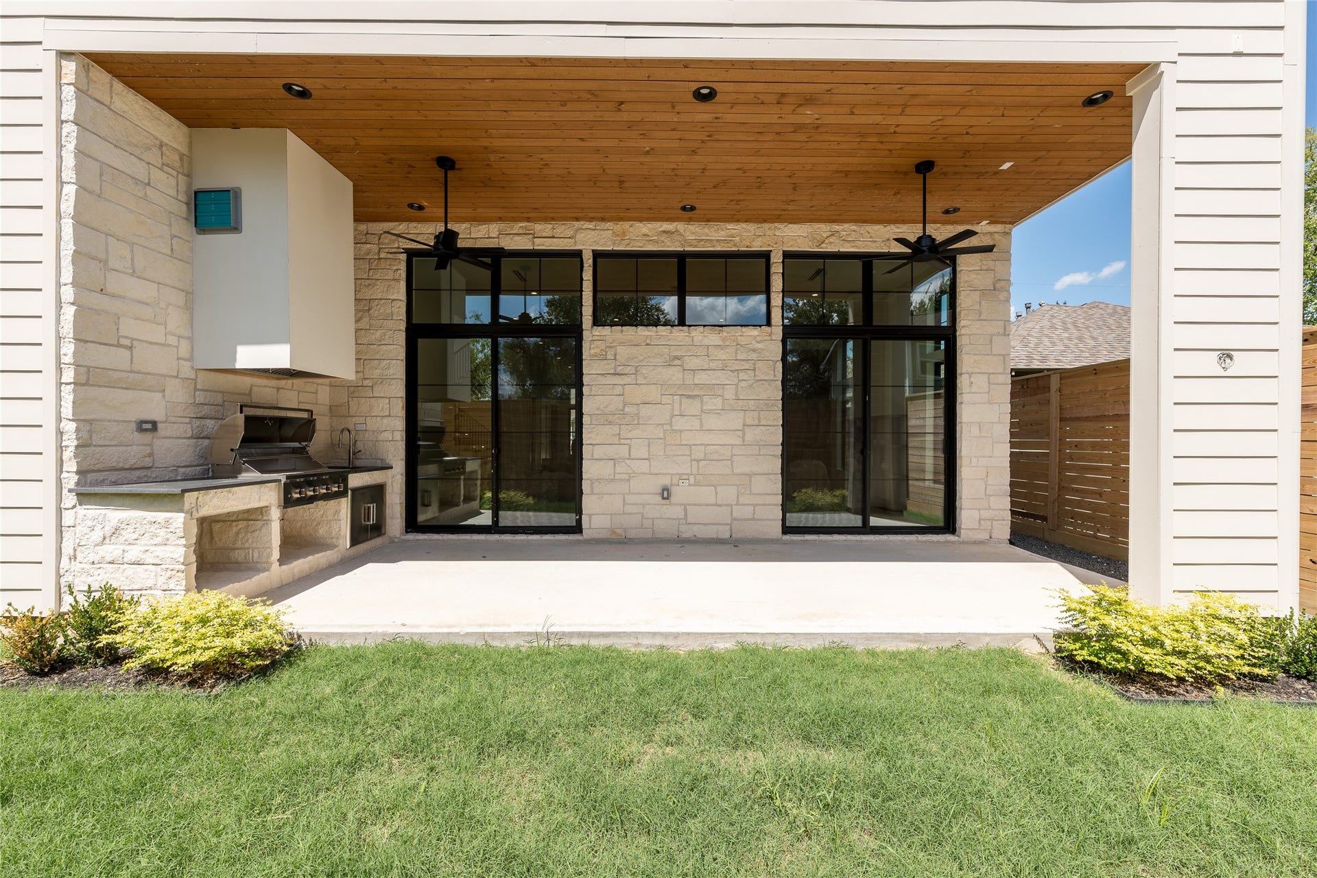 1109 Voight Street, Houston, TX 77009 The covered rear patio extends the living experience outdoors, with a built in grill, tongue and groove ceiling and expansive dual sliding glass door systems creating a seamless connection back into the home.