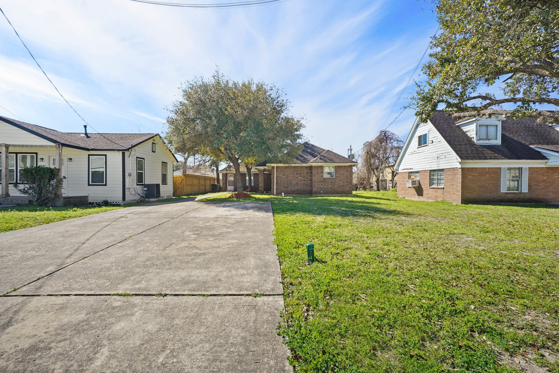 Plenty of driveway space.  May consider building another unit in front.