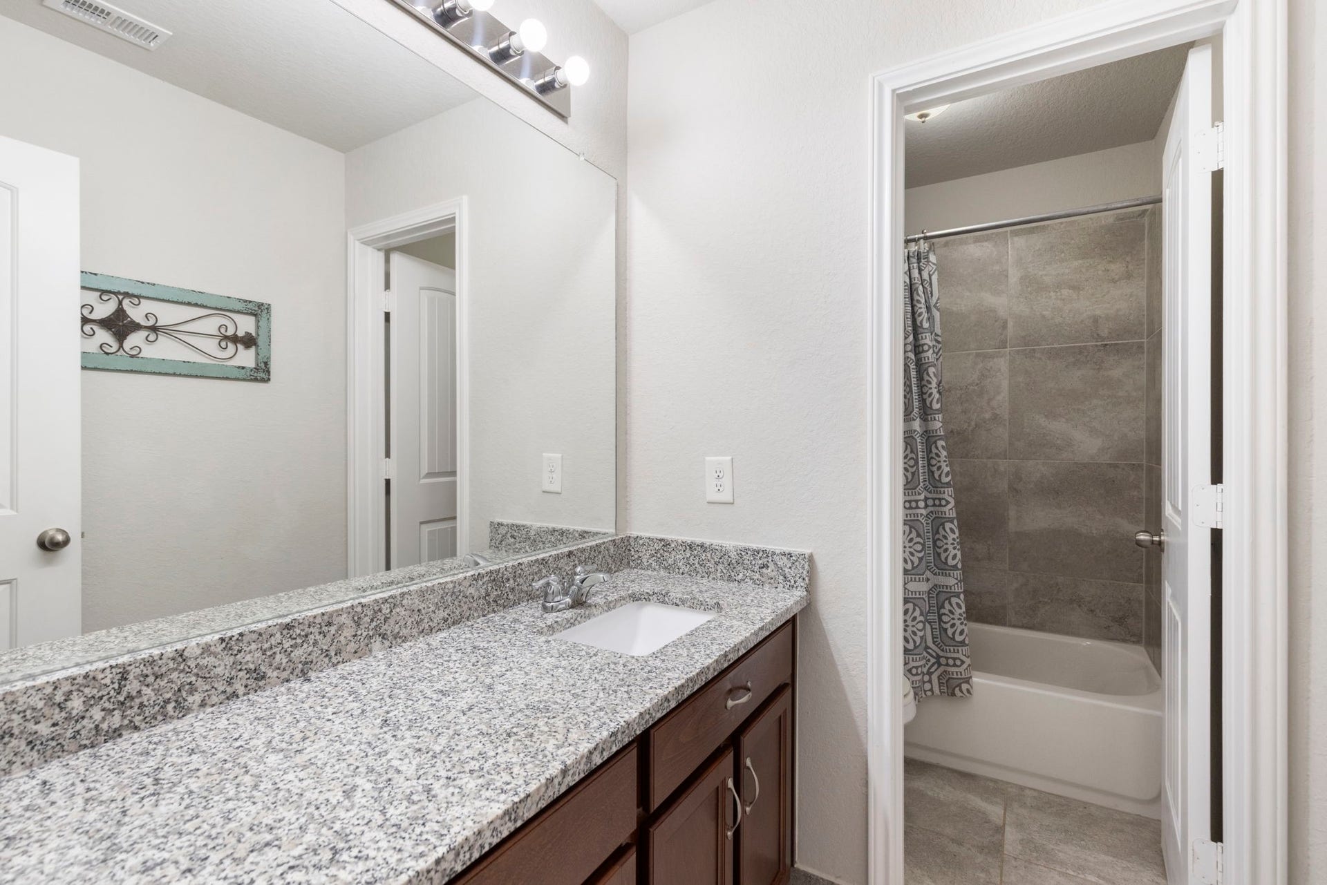 24030 Cannon Anello Court, Katy, TX 77493 Full secondary bath.
