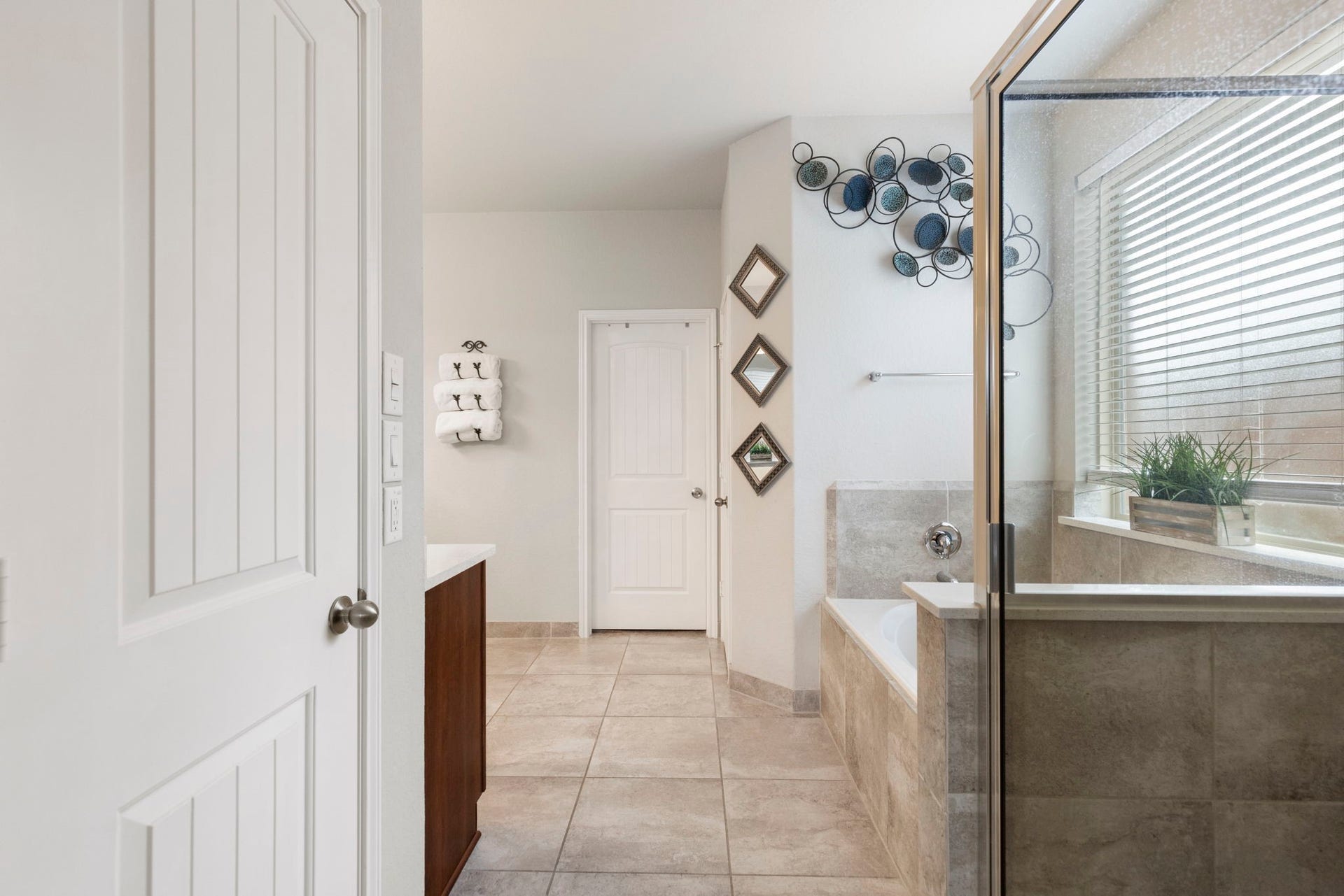 24030 Cannon Anello Court, Katy, TX 77493 Welcome to the primary ensuite bath.