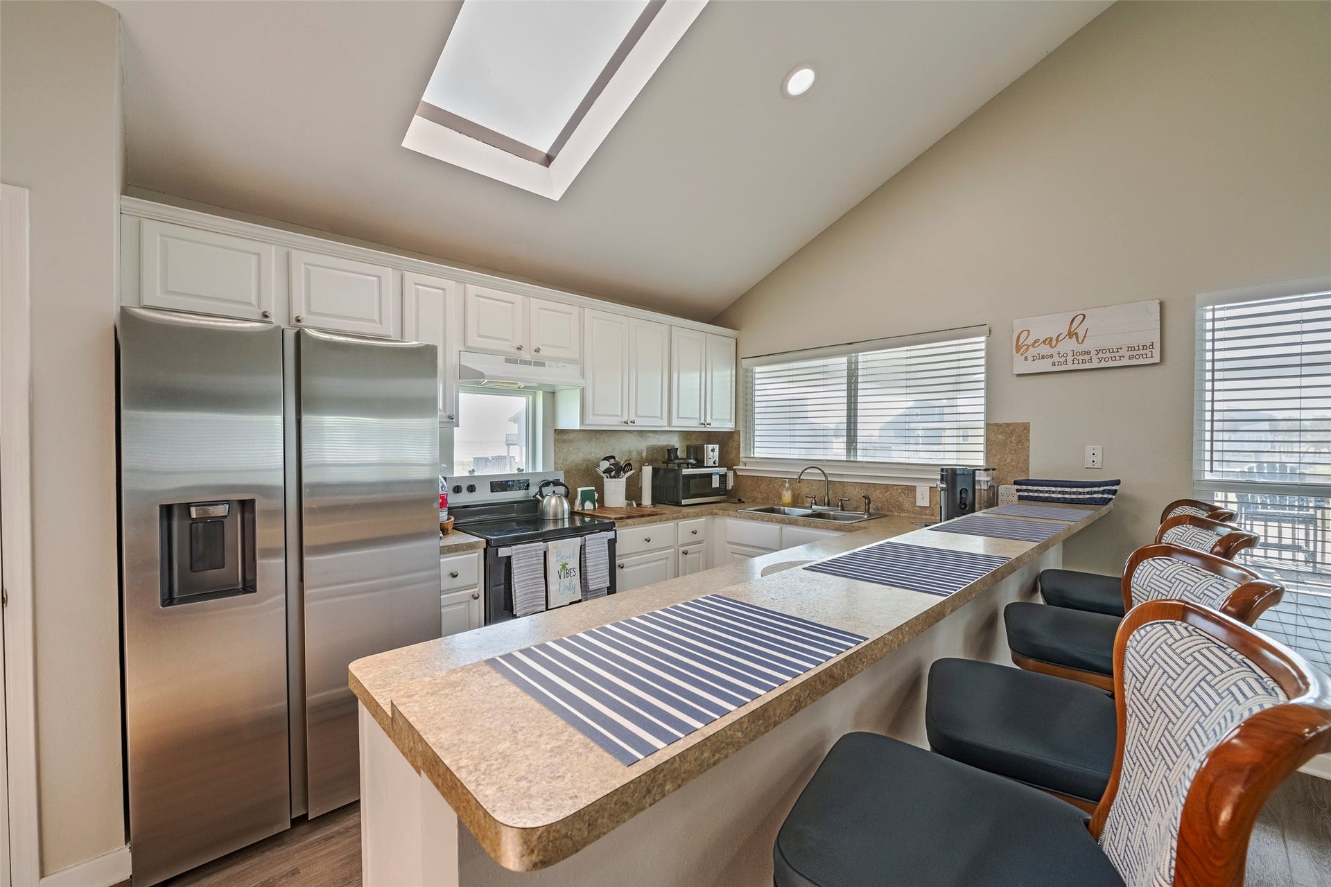 16906 Beachcomber Drive, Jamaica Beach, TX 77554 Kitchen/Breakfast Bar