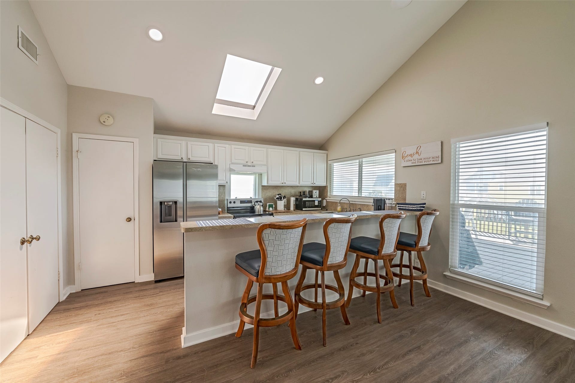 16906 Beachcomber Drive, Jamaica Beach, TX 77554 Breakfast Bar