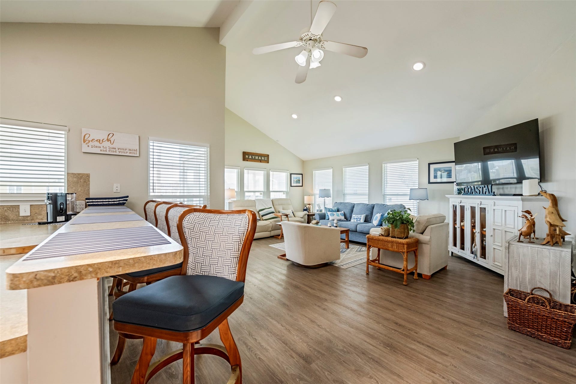 16906 Beachcomber Drive, Jamaica Beach, TX 77554 Breakfast Bar/Living Room