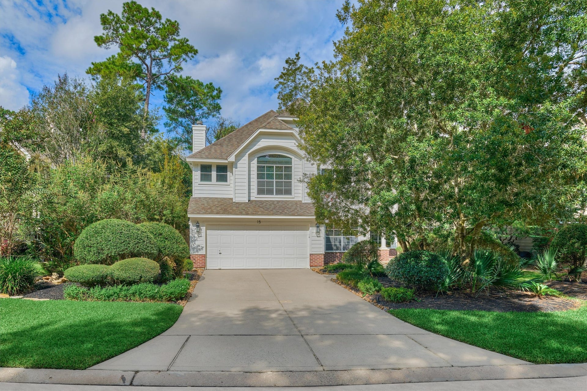 What you've been waiting for in this well-appointed "dollhouse" in centrally located Alden Trace neighborhood!