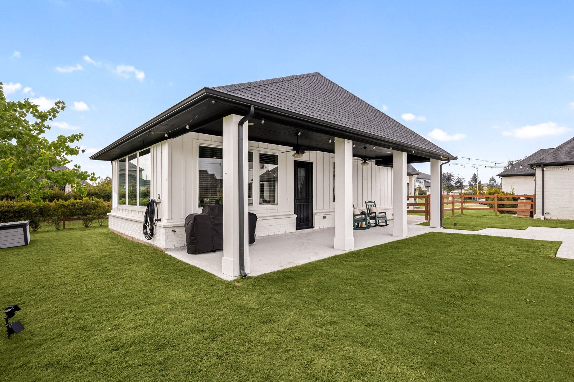 870 sq ft casita. Perfect for multigenerational living, for a college student or for a separate office.