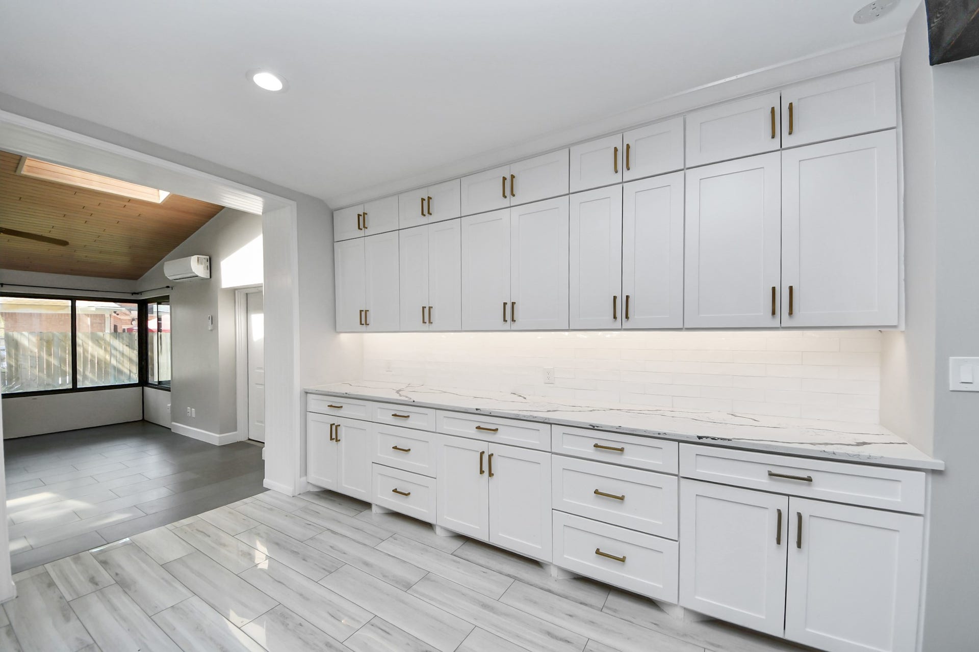 24 Hornsilver Place, The Woodlands, TX 77381 No issues with storage space and counter space!