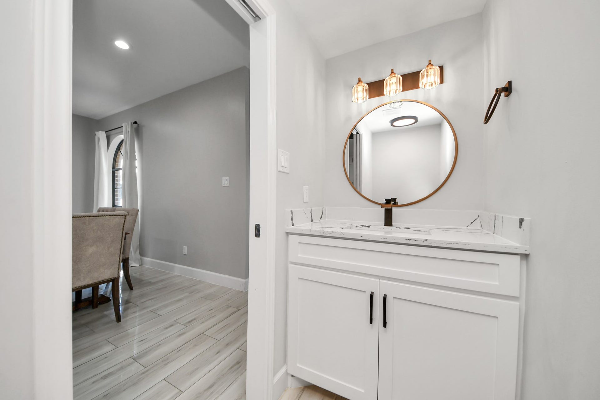 24 Hornsilver Place, The Woodlands, TX 77381 Power bath on first floor, adjacent to kitchen-dining area.