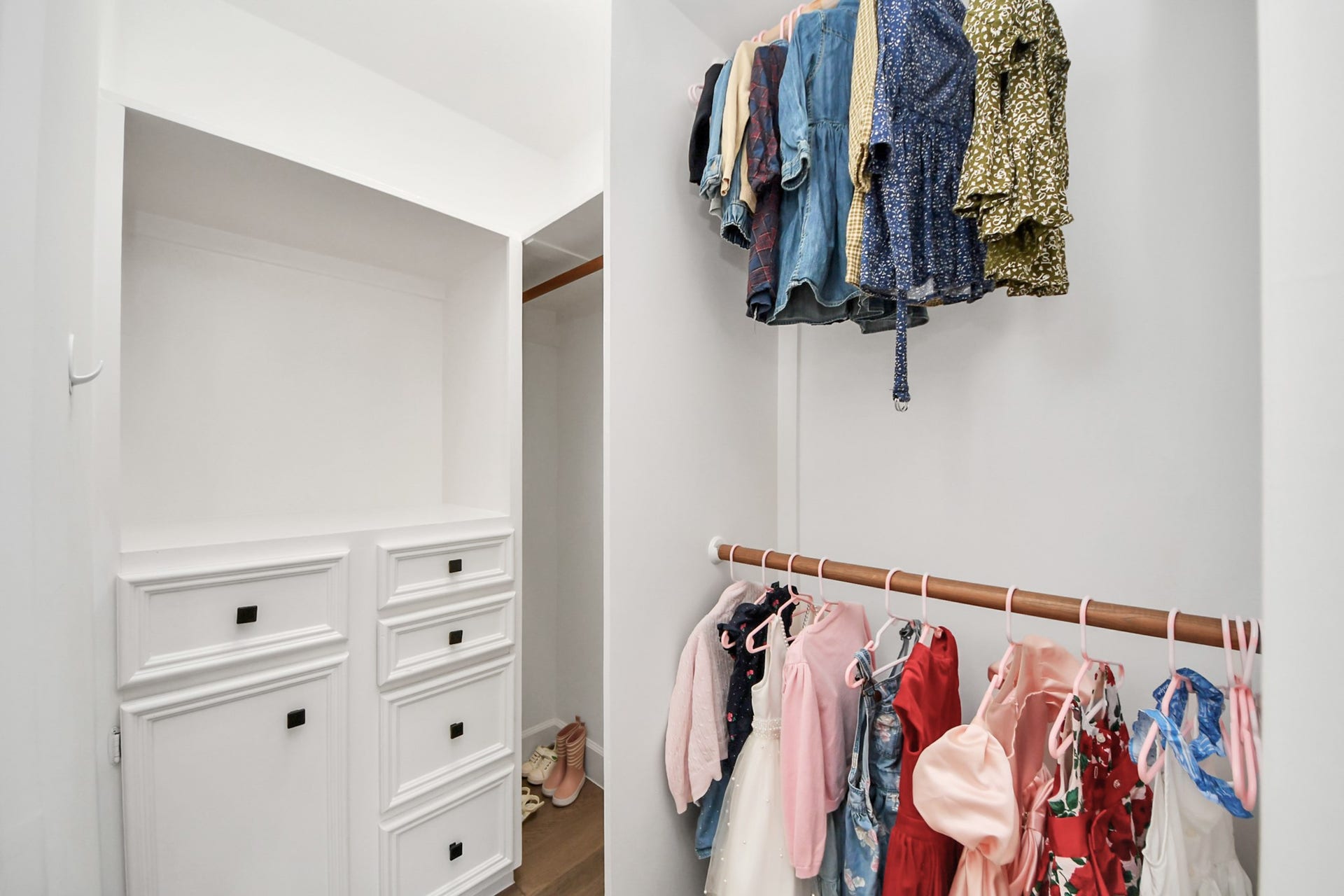 24 Hornsilver Place, The Woodlands, TX 77381 Spacious walk-in closets in all secondary bedrooms.