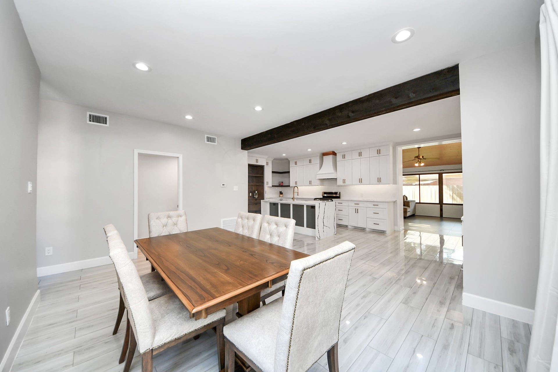 24 Hornsilver Place, The Woodlands, TX 77381 Easy flow and great visibility with the kitchen-dining combo.