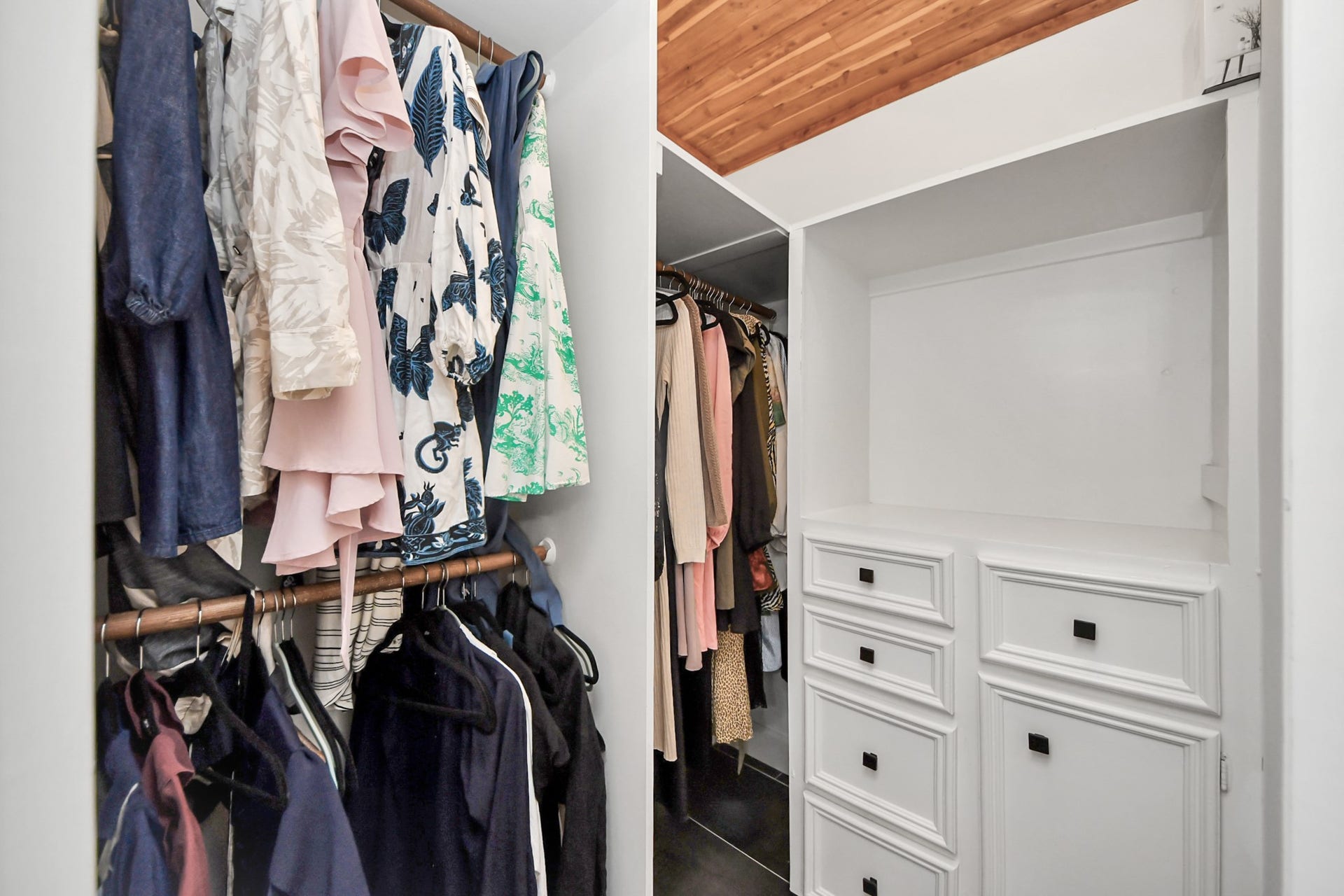 24 Hornsilver Place, The Woodlands, TX 77381 Spacious walk-in closet for her with ample storage.