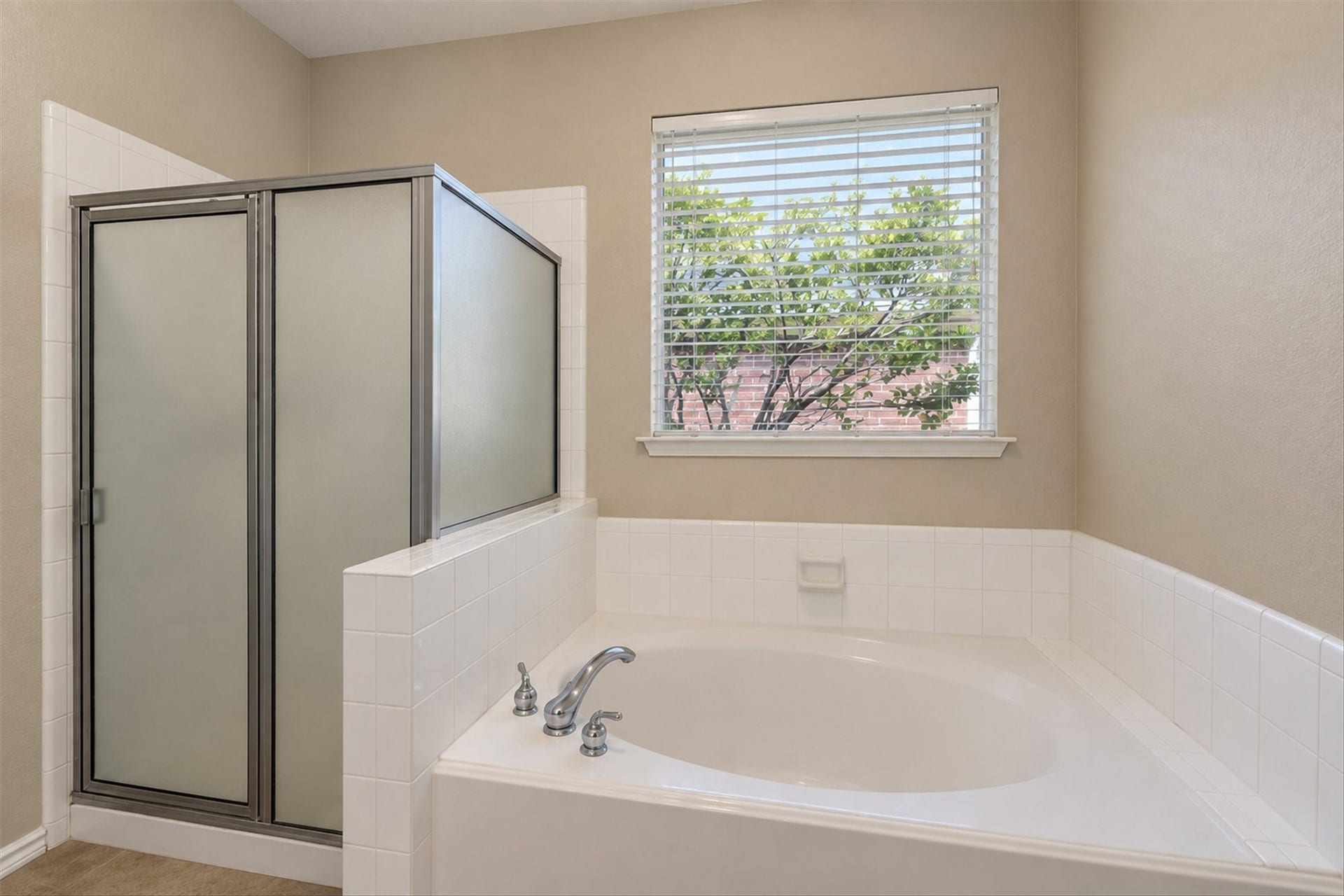 11707 River Vine Court, Tomball, TX 77377 Primary shower/tub seperated