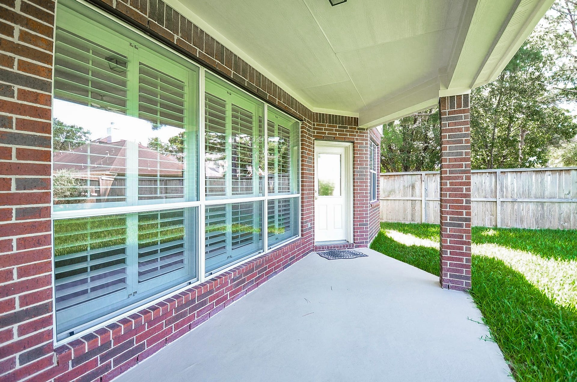 4746 Autumn Orchard Lane, Katy, TX 77494 Charming home in a tranquil neighborhood with a spacious covered patio, ideal for relaxation and entertaining amidst lush greenery.