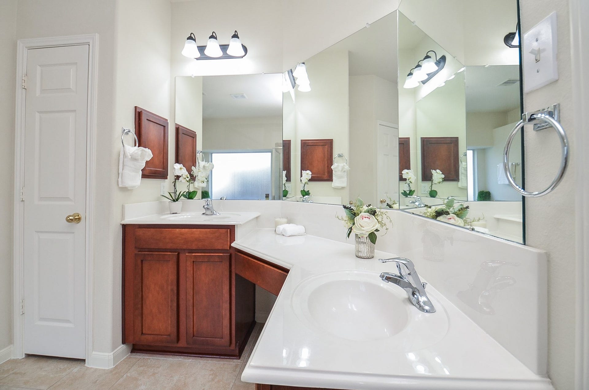 4746 Autumn Orchard Lane, Katy, TX 77494 Experience the serene ambiance of this spacious primary bathroom, bathed in natural light and designed for ultimate relaxation.